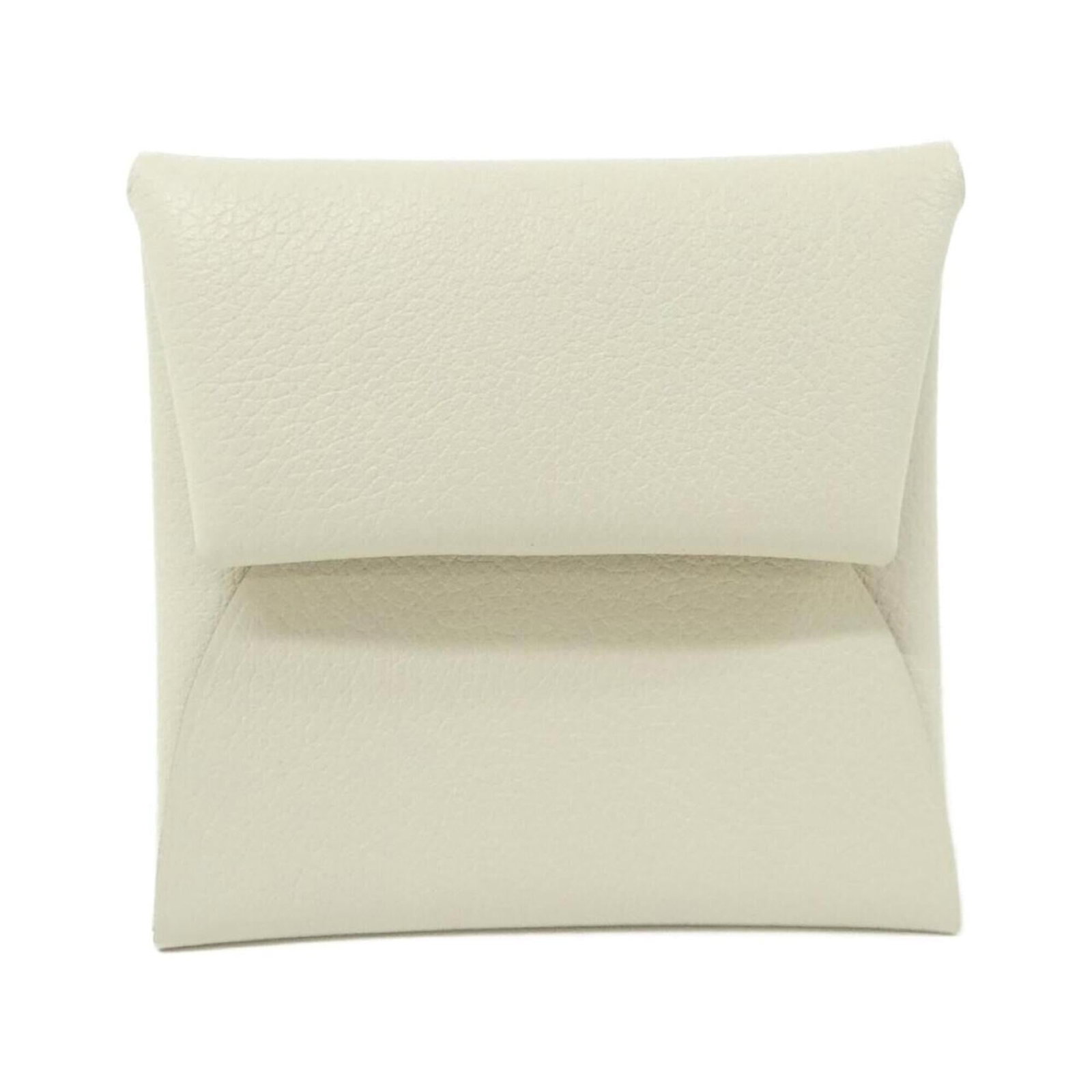 Coin purse case Hermes: Coin purse case Hermes This Hermes coin purse case boasts a crisp white finish, measuring 8cm x 8.5cm in size. With its classic design and subtle wear, it presents itself as a well-loved accessory wit