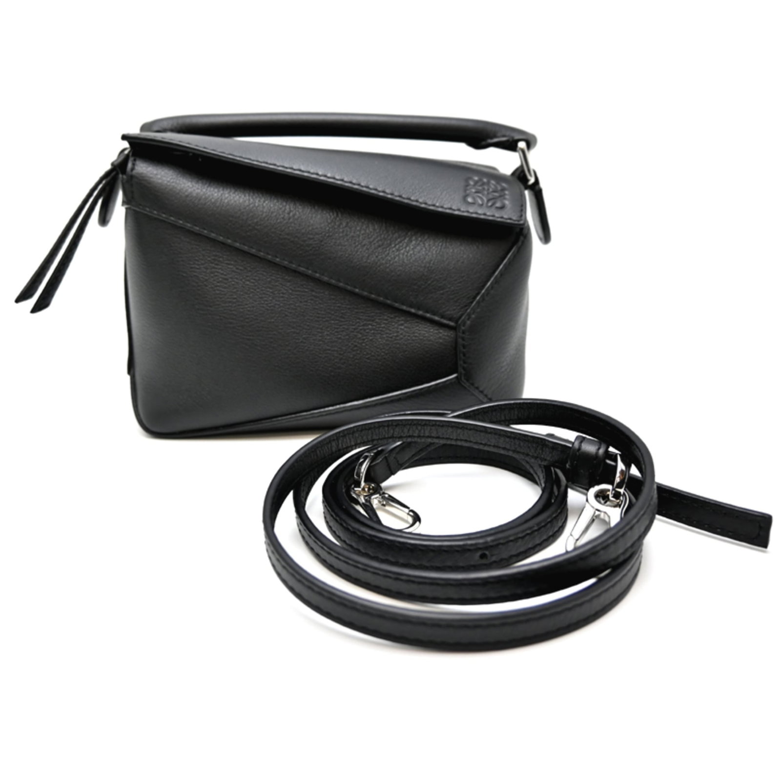 Handbag Leather from Loewe: Handbag Leather from Loewe Black Loewe handbag made from high-quality leather, measuring 12cm x 18cm x 8cm. This used item has hardly any traces of usage and is in like new condition, making it a grea