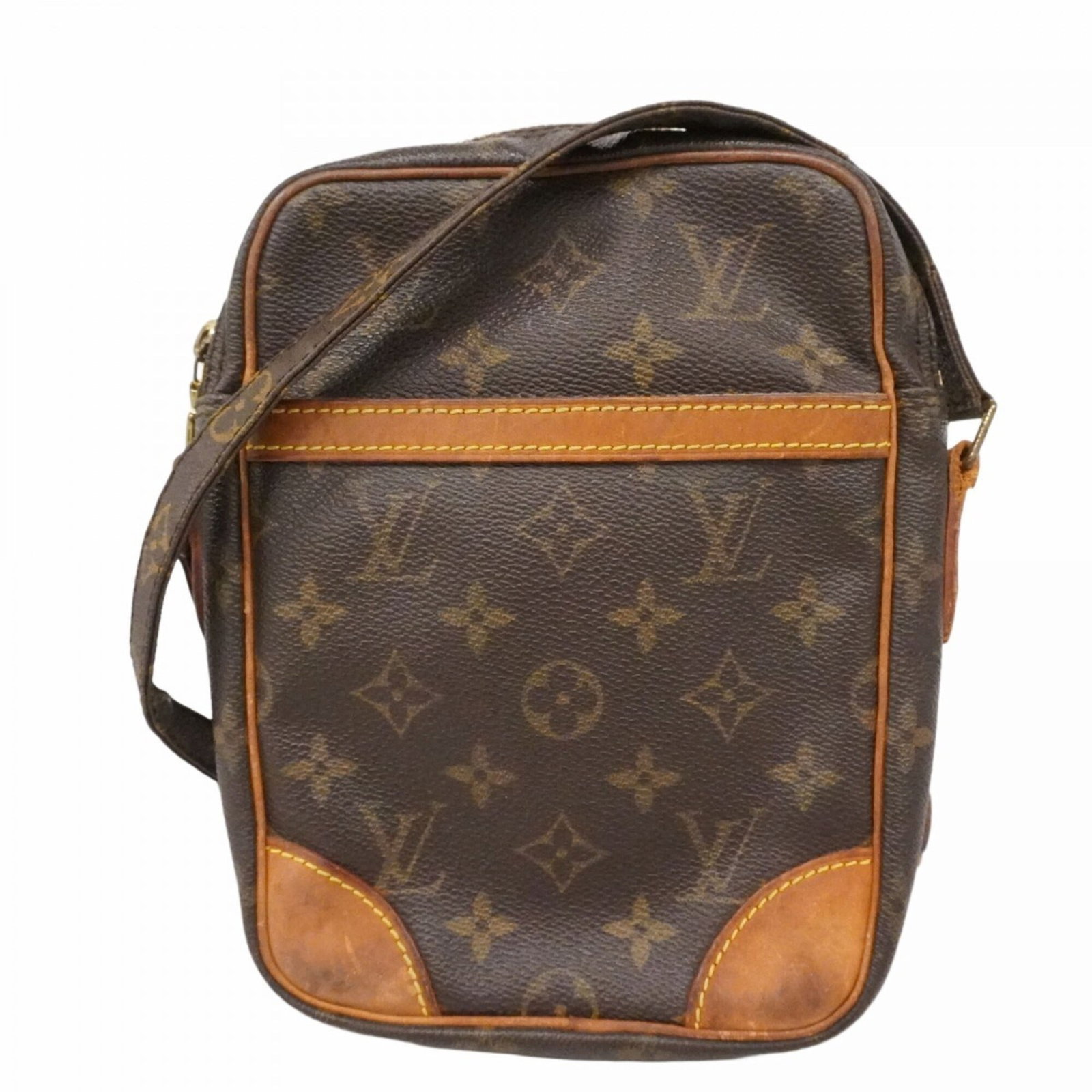 Shoulder Bag of Louis Vuitton: Shoulder Bag of Louis Vuitton Brown Louis Vuitton shoulder bag with classic design, measuring 21cm x 15cm x 5cm. The bag shows signs of usage, including scratches and dirt, but remains in good conditi