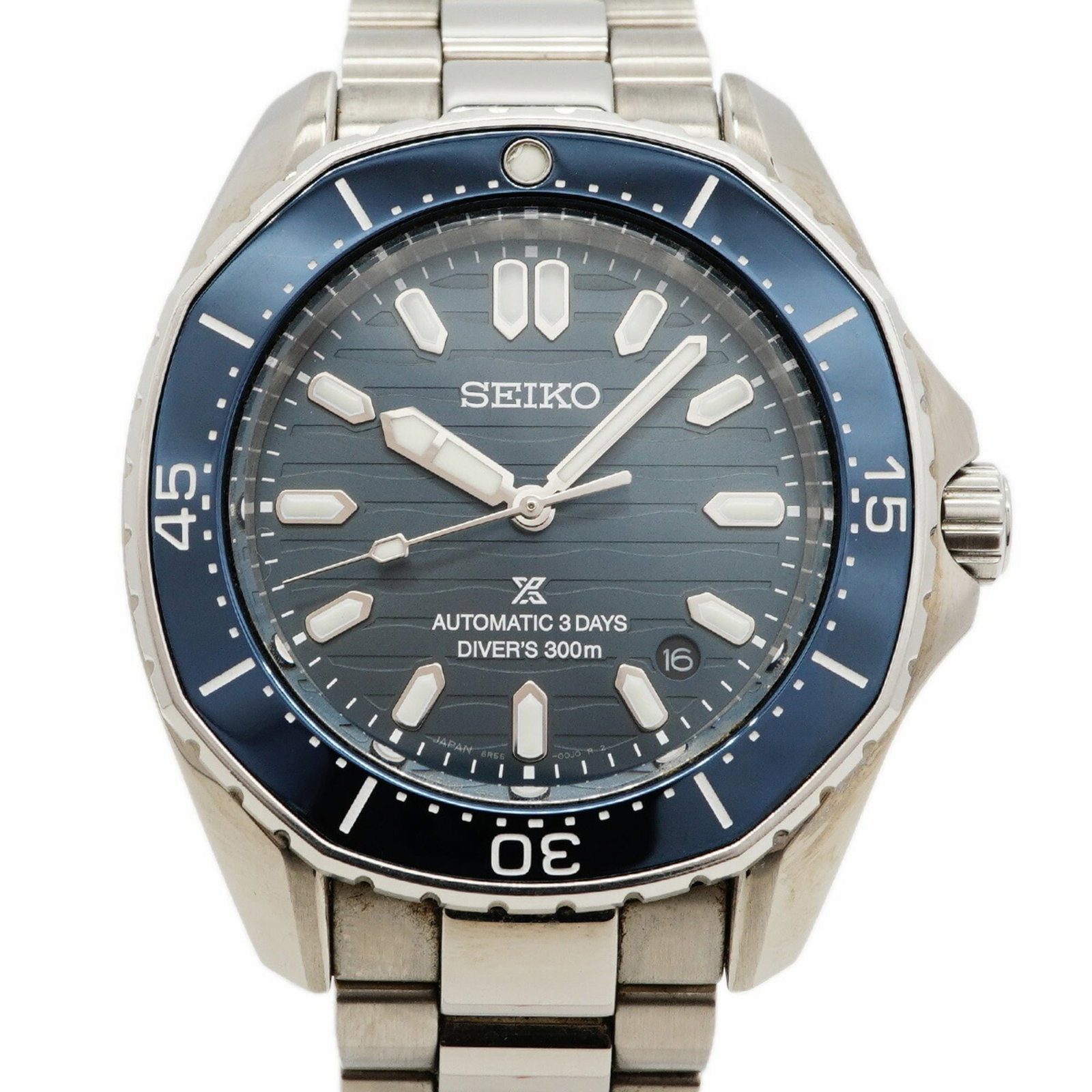 Seiko Wristwatch: Seiko Wristwatch Stainless steel band and blue dial make for a sleek and stylish timepiece. The Seiko wristwatch boasts a 41mm case diameter, suitable for wrists up to 16cm in size. With traces of