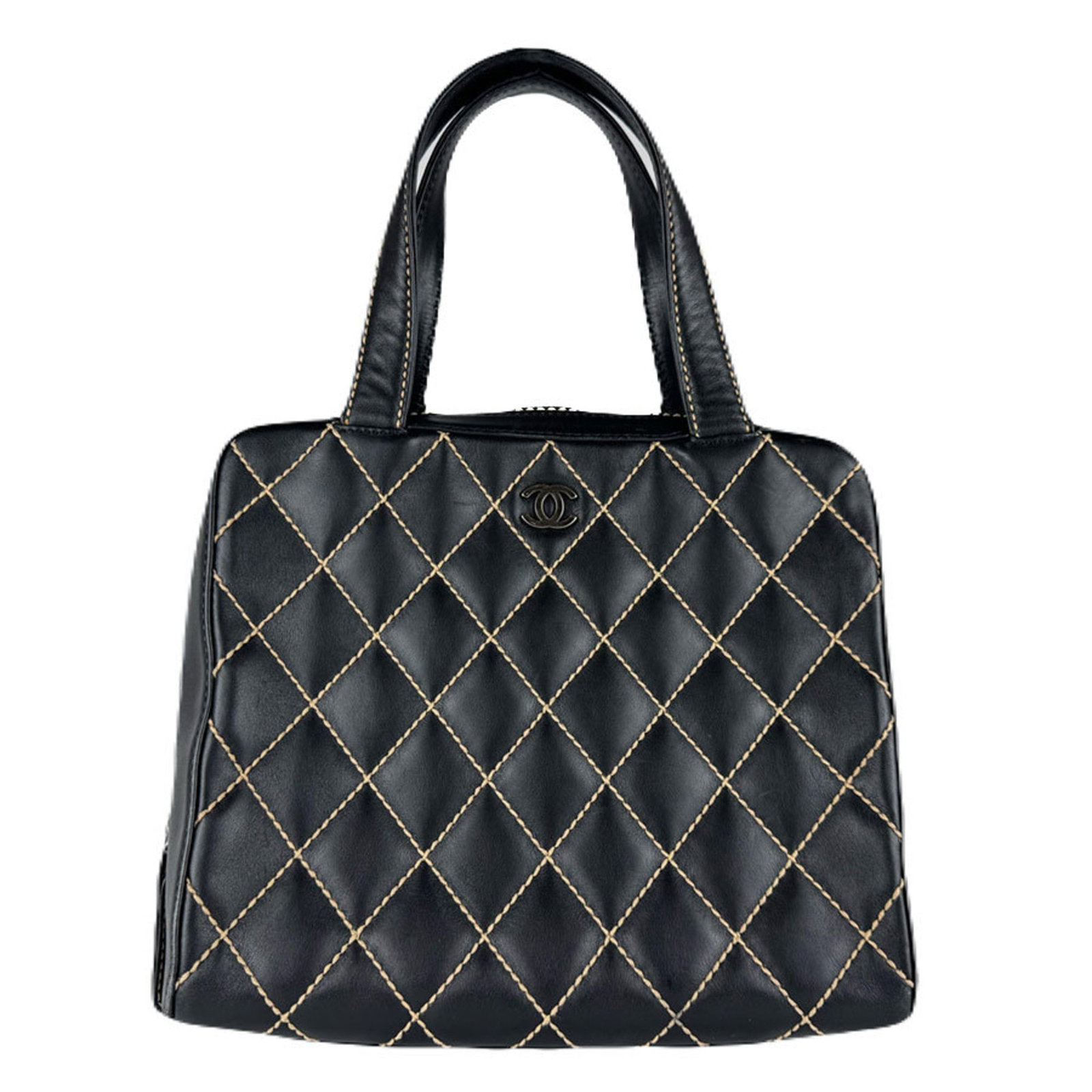 Chanel Handbag Leather: Chanel Handbag Leather This black Chanel handbag features high-quality leather construction and measures 26cm x 30cm x 10cm. With visible traces of usage, it showcases a worn-in look that adds to its 