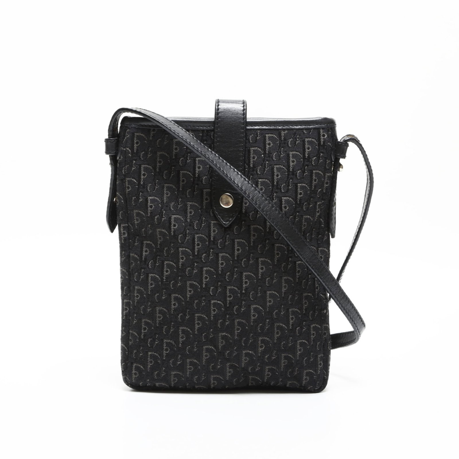 Christian Dior Shoulder Bag: Christian Dior Shoulder Bag Black Christian Dior shoulder bag with a classic design, available in a versatile size of 17cm x 13cm x 2cm. This pre-owned bag features some minor signs of usage and