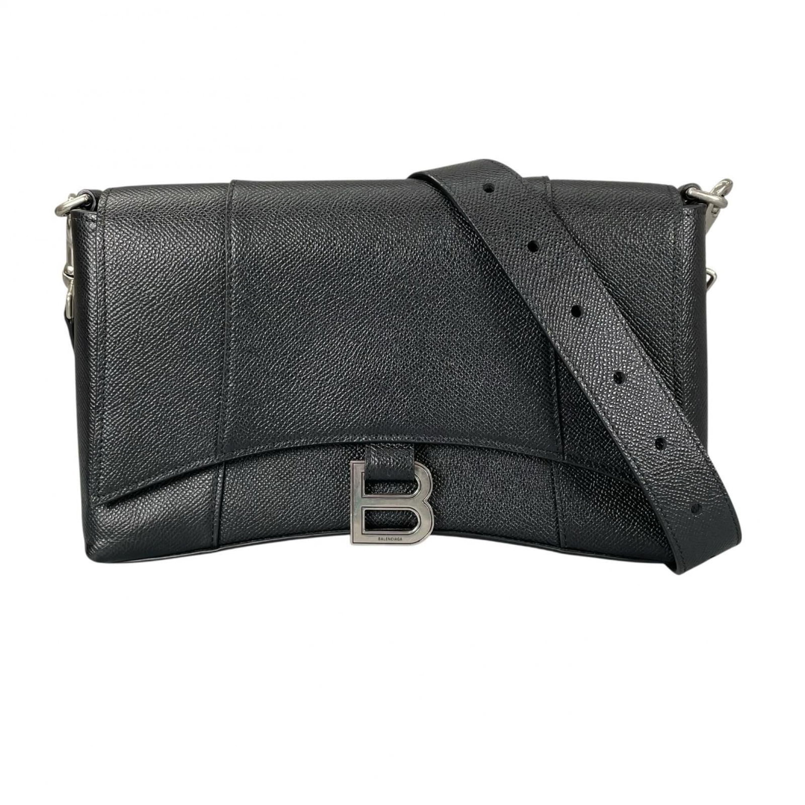 Shoulder Bag Leather: Shoulder Bag Leather Black leather shoulder bag from Balenciaga, measuring 16cm x 26cm x 7cm. The bag has some scratches and dirt, but remains in very good condition with a few traces of usage visible