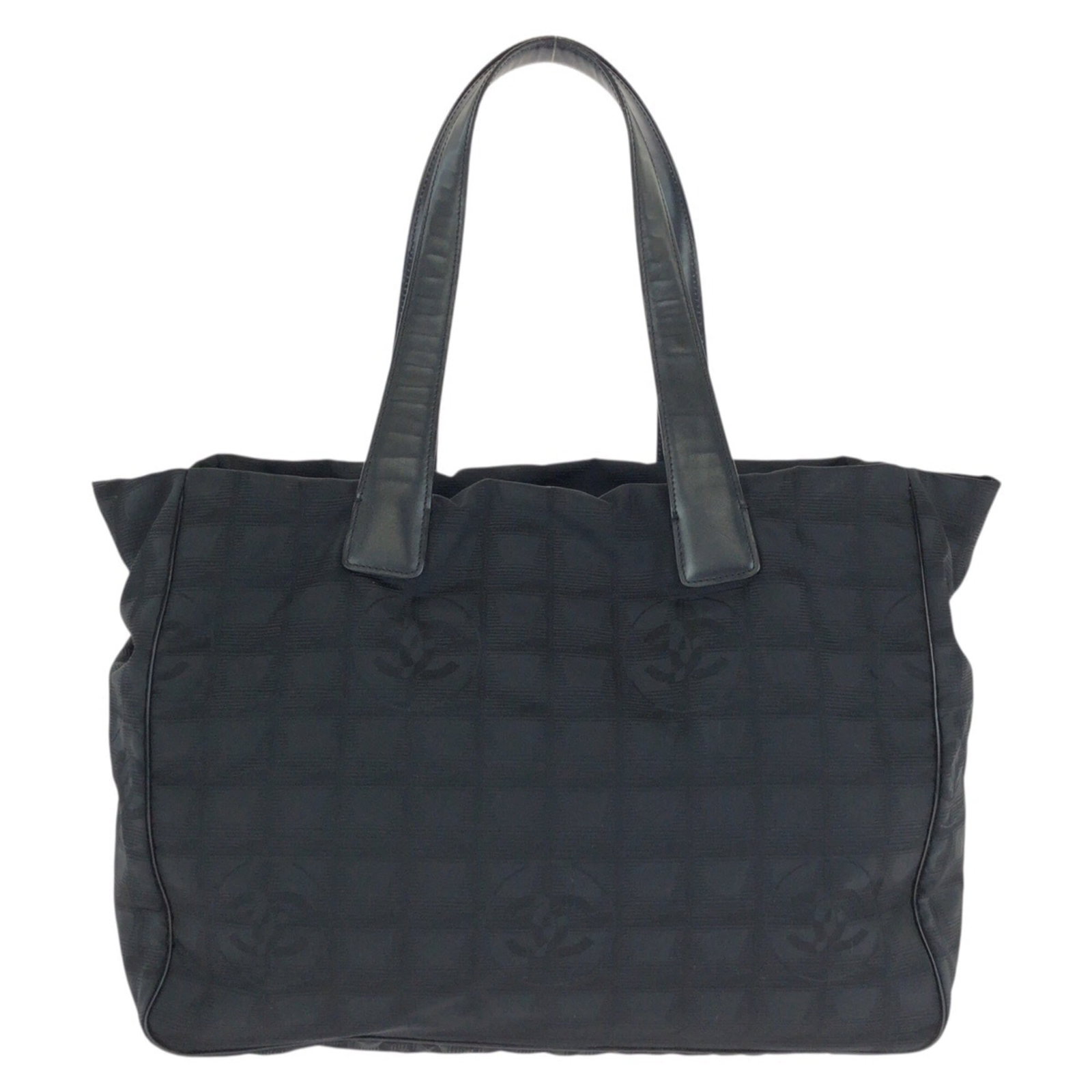 Chanel Shoulder Bag Tote Bag New Travel Line: Chanel Shoulder Bag Tote Bag New Travel Line Black Chanel Shoulder Bag Tote Bag in New Travel Line, featuring a classic design with clean lines and timeless elegance. Measuring 26cm x 34cm x 15cm, it 