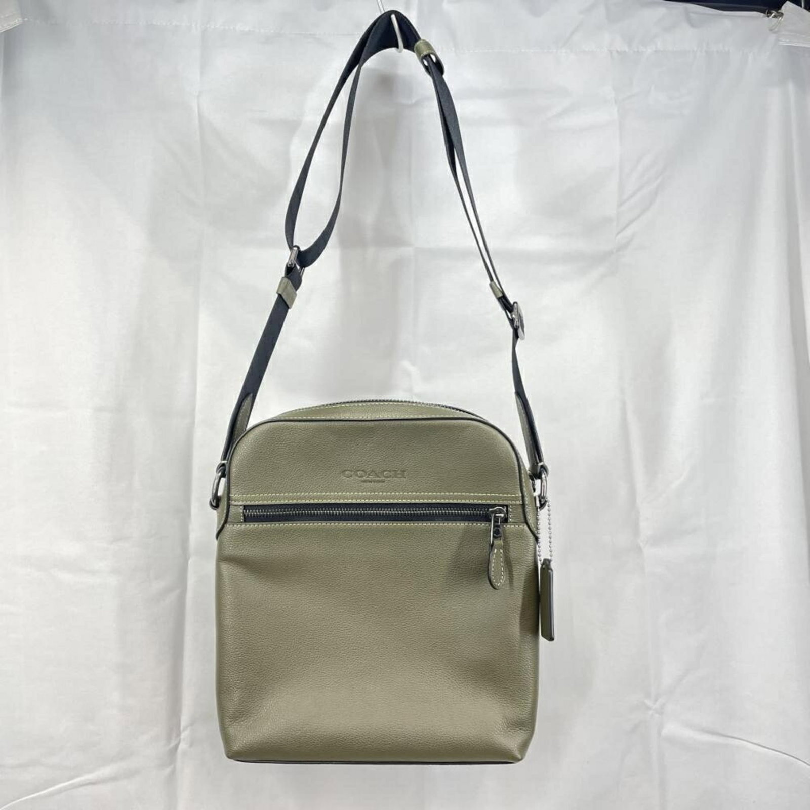 Shoulder Bag Coach: Shoulder Bag Coach This Coach shoulder bag boasts a classic brown color and sleek design, measuring 26cm x 23cm x 5.5cm. With some minor signs of usage, it remains in excellent condition, showcasing