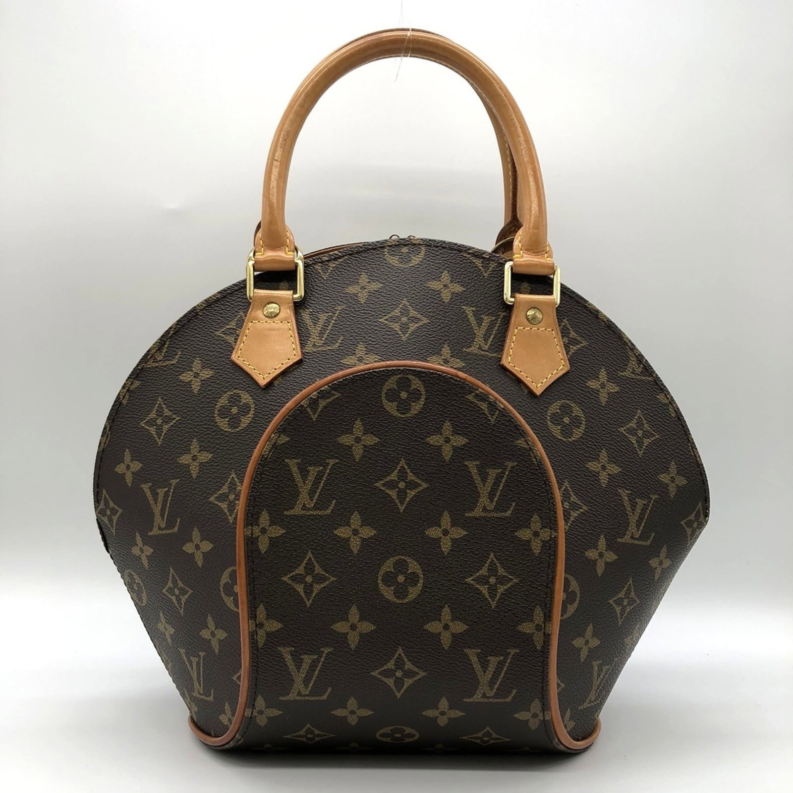 Louis Vuitton Handbag Monogram: Louis Vuitton Handbag Monogram The Louis Vuitton Handbag Monogram is a classic, timeless piece featuring the iconic monogram pattern in rich brown. With its open pocket and zipper closure, this