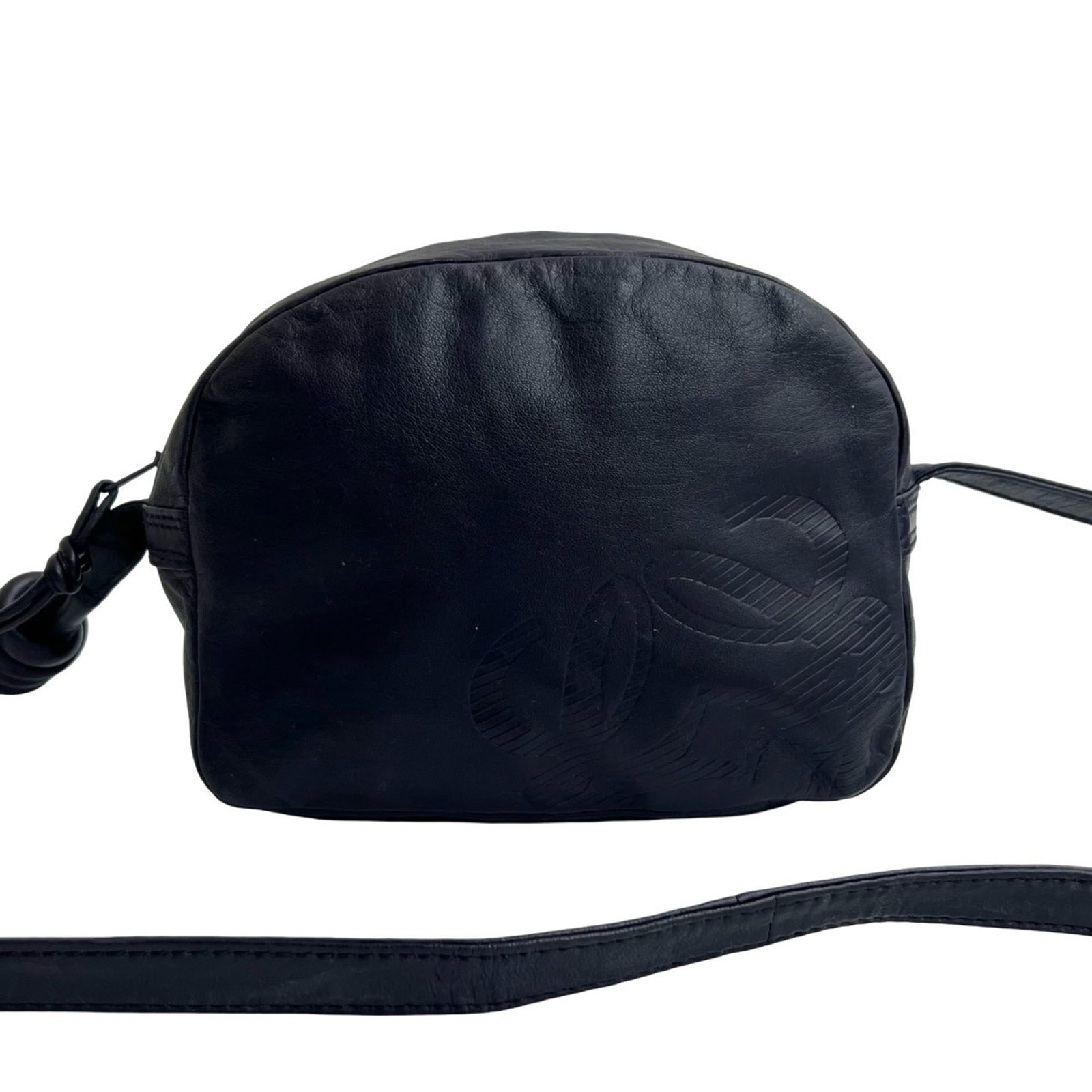 Shoulder bag leather pochette by Loewe: Shoulder bag leather pochette by Loewe Purple leather pochette by Loewe, measuring 15cm x 19cm x 8cm. This shoulder bag features high-quality leather with traces of usage and minor scratches. In good