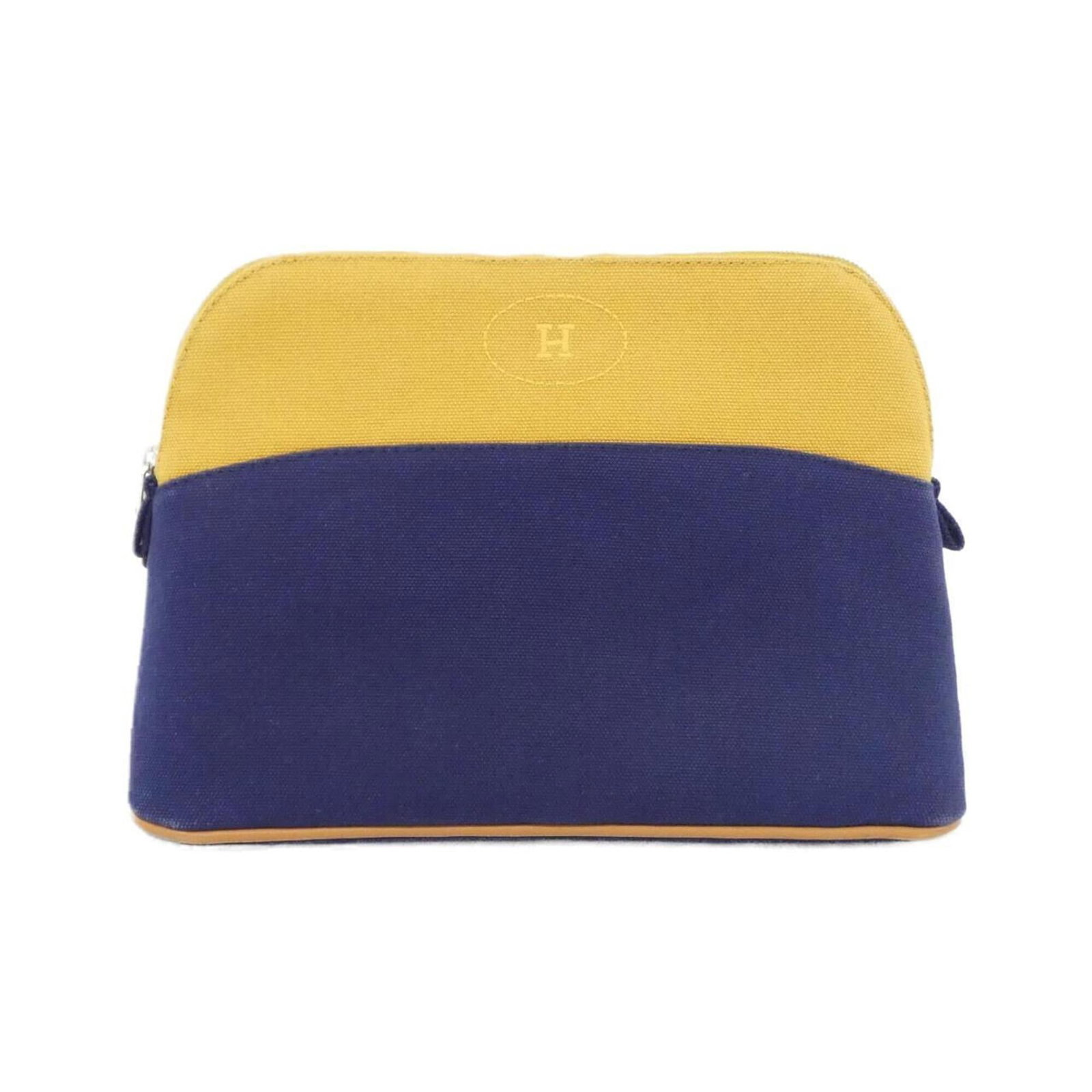 Hermes Pouch Handbag Canvas: Hermes Pouch Handbag Canvas Canvas handbag from Hermes, featuring a blue color and canvas material. This used pouch measures 17cm x 24cm x 9cm and shows some traces of usage with minor scratches and