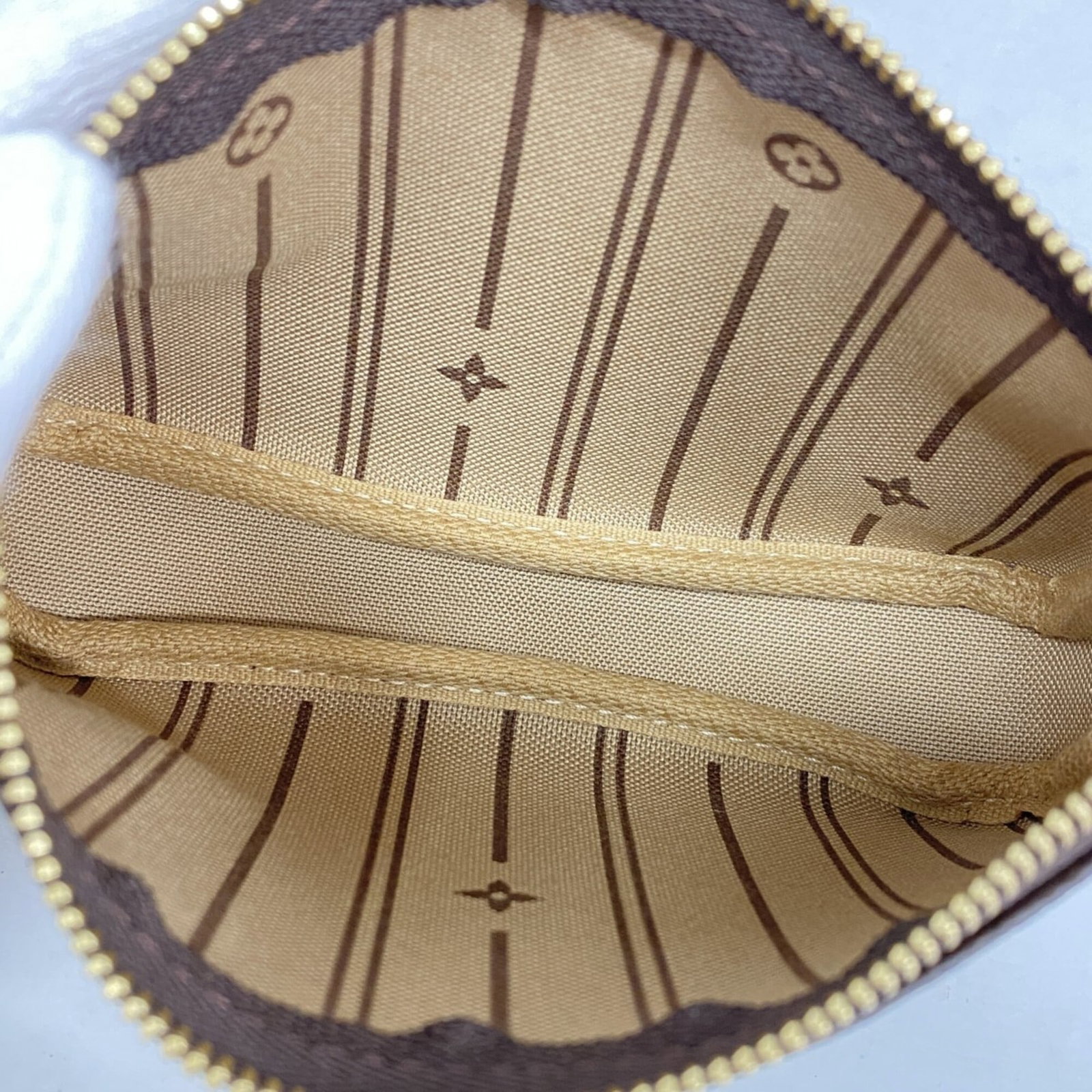 Louis Vuitton Pouch - 4
