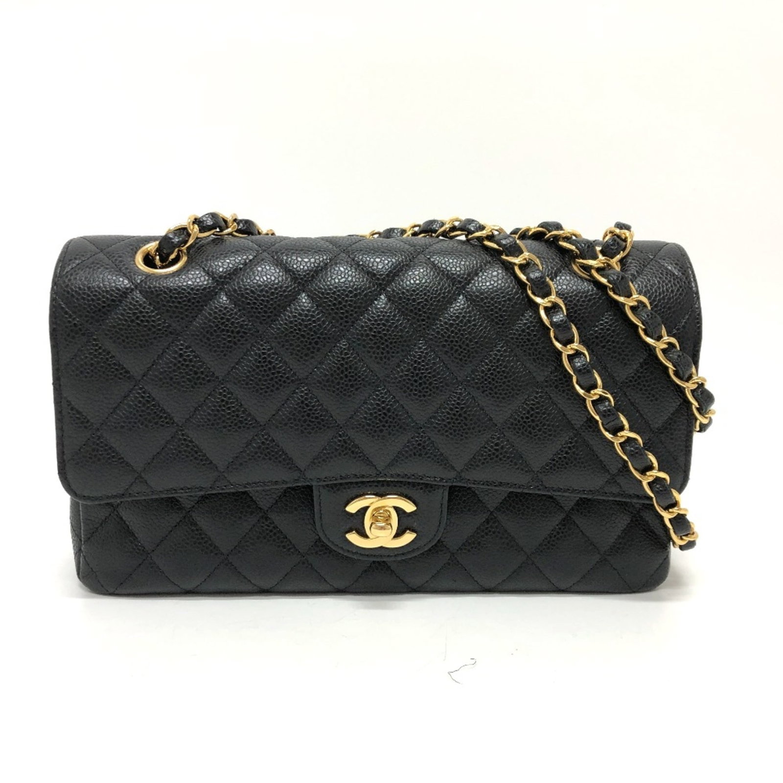 Shoulder bag leather Chanel: Shoulder bag leather Chanel Black leather shoulder bag from Chanel, measuring 26cm x 15cm x 7cm. The bag features a classic design with a long strap that reaches 35 inches, making it a versatile and p