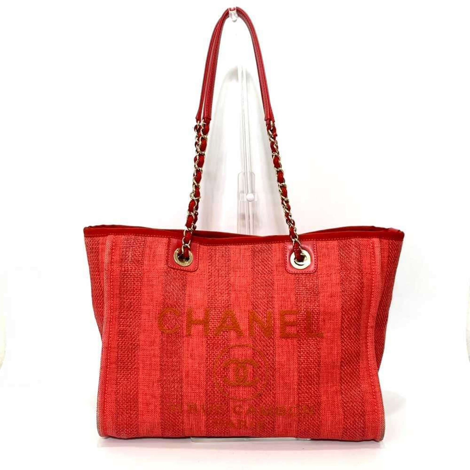 Tote Bag Leather from Chanel: Tote Bag Leather from Chanel Used Chanel Tote Bag in Excellent Condition. This iconic tote bag features high-quality leather construction, with traces of usage visible on the exterior. The classic