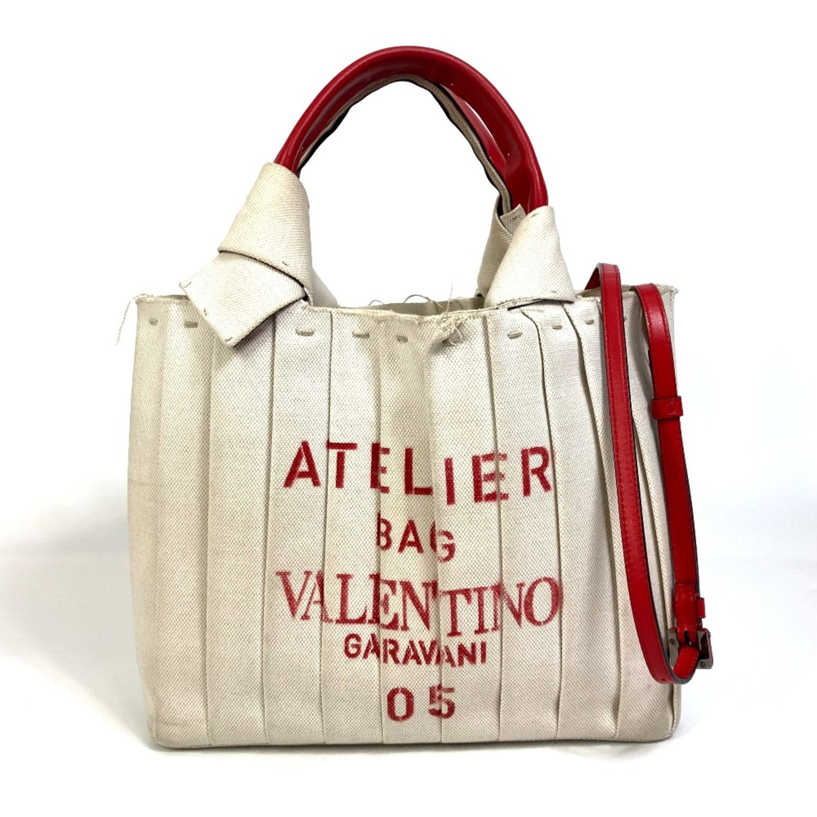 Valentino Garavani Handbag Cloth: Valentino Garavani Handbag Cloth Valentino Garavani Handbag Cloth - A Timeless Beige Classic. This beautiful, pre-owned Valentino Garavani handbag boasts a stunning beige color and premium cloth