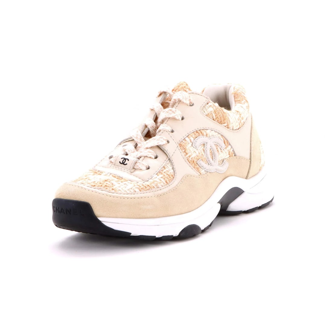 Women's leather sneakers low-top tweed CC Chanel: Women's leather sneakers low-top tweed CC Chanel Suede and tweed upper, a unique blend of textures in neutral color. The CC Chanel logo adds a touch of classic elegance to these low-top sneakers.