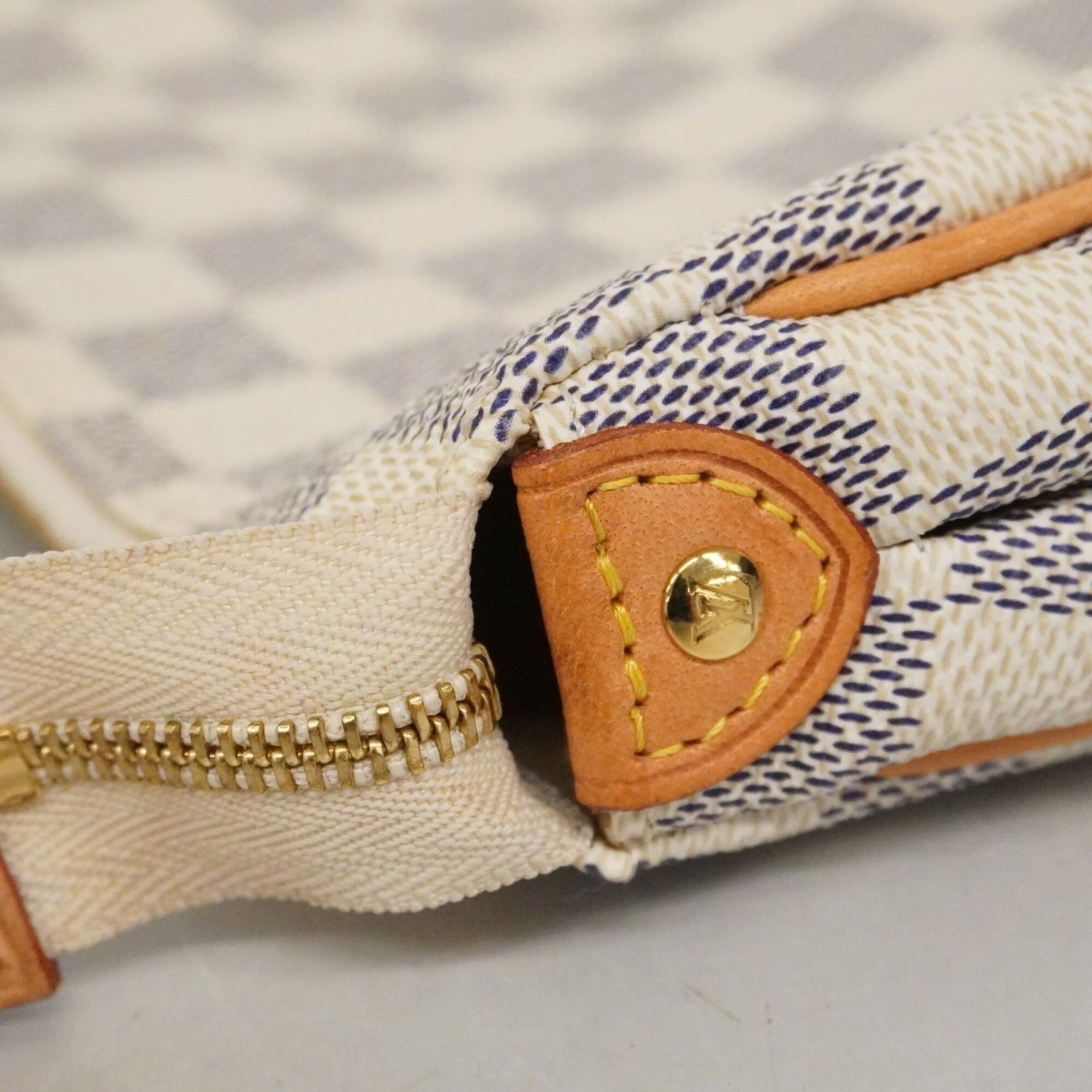Handbag by Louis Vuitton - 11