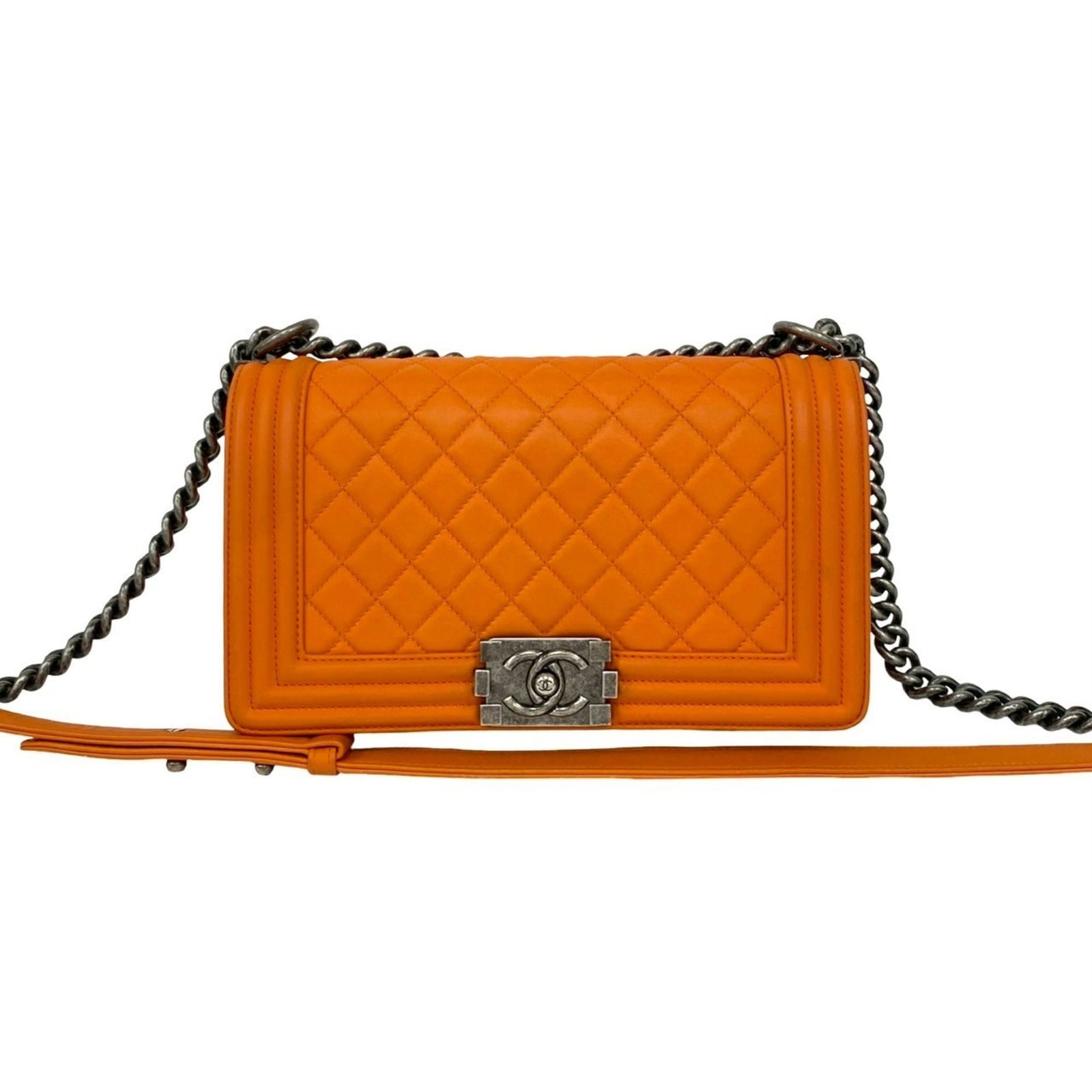 Chanel Pochette Shoulder Bag Leather: Chanel Pochette Shoulder Bag Leather This vibrant orange Chanel Pochette Shoulder Bag Leather boasts its signature sleek design, crafted from high-quality leather. Measuring 15cm x 24.5cm x 6.5cm, it