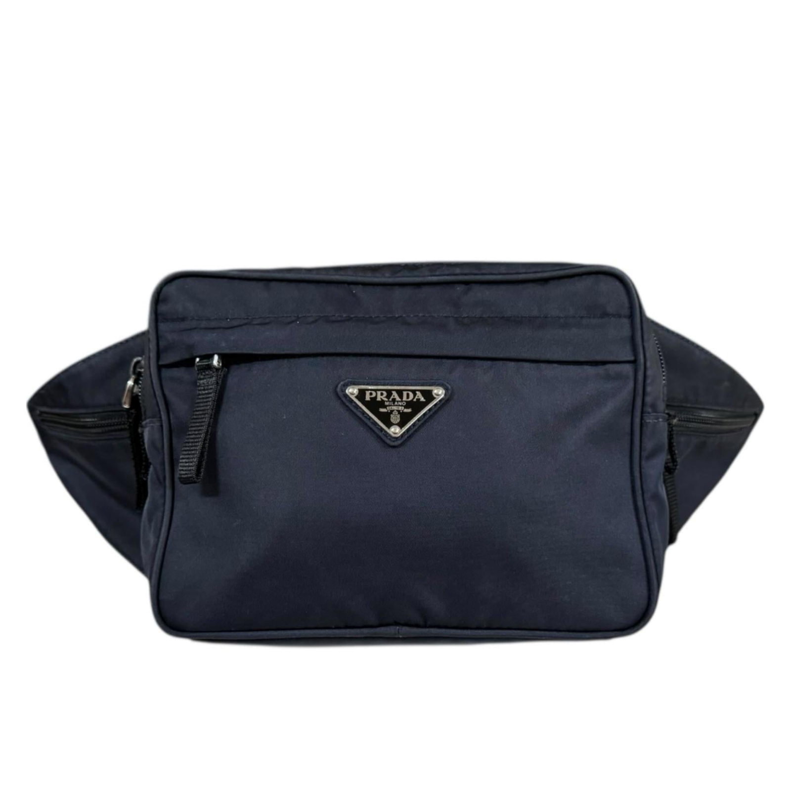 Bag nylon sling Prada: Bag nylon sling Prada Navy black nylon sling bag from Prada, with a classic design and durable construction. Measuring 16cm x 20cm x 5.5cm, it has been used and shows signs of wear, including