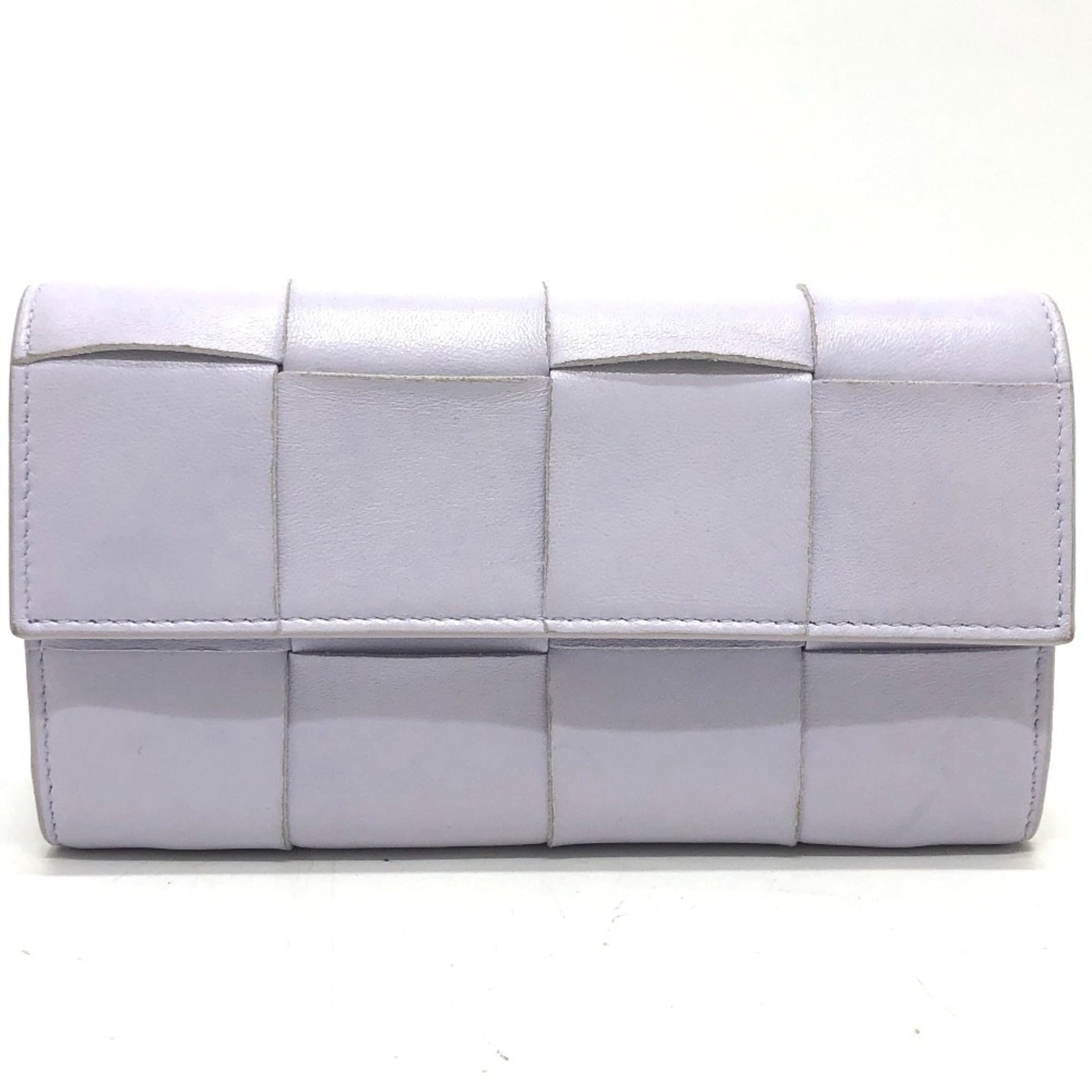 Leather Wallet Long Bi Fold Bottega Veneta: Leather Wallet Long Bi Fold Bottega Veneta Purple Bottega Veneta long bi-fold leather wallet with traces of usage and minor scratches, offering a classic, understated design. The wallet's rich purple