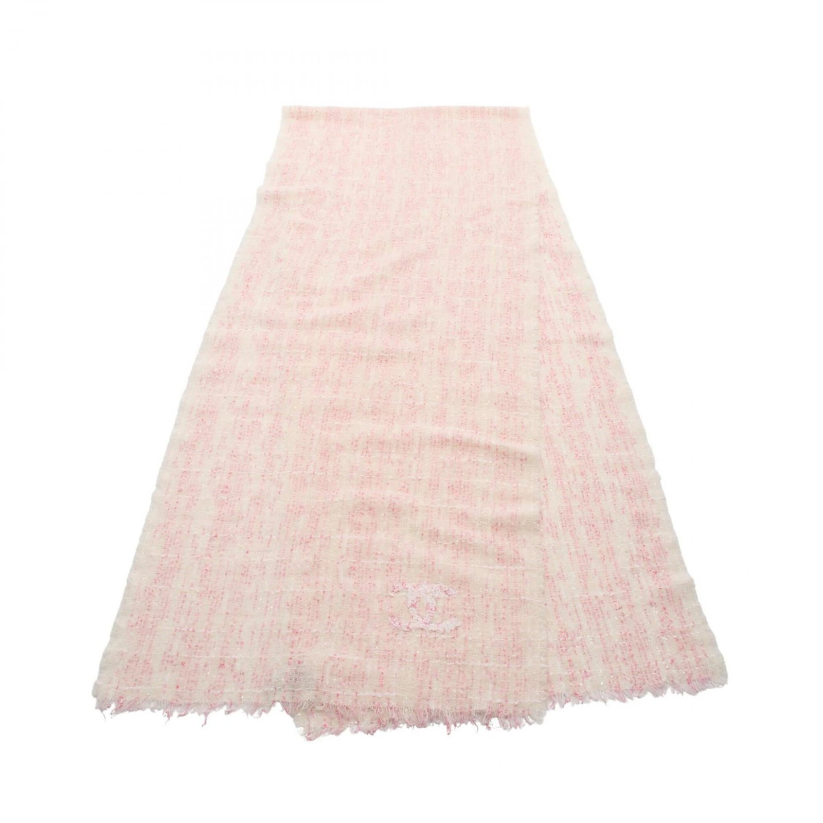 Stole Wool from Chanel Cashmere: Stole Wool from Chanel Cashmere Stole Wool from Chanel Cashmere, a luxurious and iconic piece. Made from high-quality wool, nylon, and cashmere, its softness and durability make it a prized possession