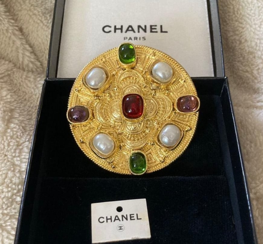 Vintage CHANEL 1984 Gripoix and Faux Pearl Pin Brooch with Original Box: Vintage CHANEL 1984 Gripoix and Faux Pearl Pin Brooch with Original Box Item Specifics: Shape: Round Color: Gold Main Stone Color: Green Red White Material: Metal Vintage: Yes Main Stone: Gripoix