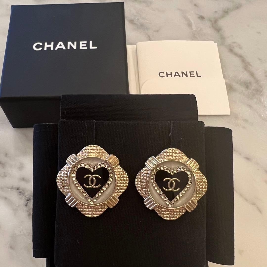 Coco Chanel rare stud earring black color heart motif in CC mark: Coco Chanel rare stud earring black color heart motif in CC mark Item Specifics: Brand: CHANEL Type: Earring Closure: Stud Style: Earrings Material: Metal Main Stone: rhinestone Product Disclaimer: It