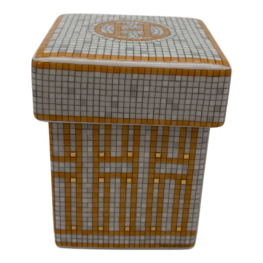 HERMES Tea Caddy Vin Quatre Mosaic 026061P Tea Canister porcelain Collectible: HERMES Tea Caddy Vin Quatre Mosaic 026061P Tea Canister porcelain Collectible Item Specifics: Brand: HERMES Pattern: Mosaique au 24 Gold Type: NA Occasion: All Occasions Color: Orange / White / Gold T