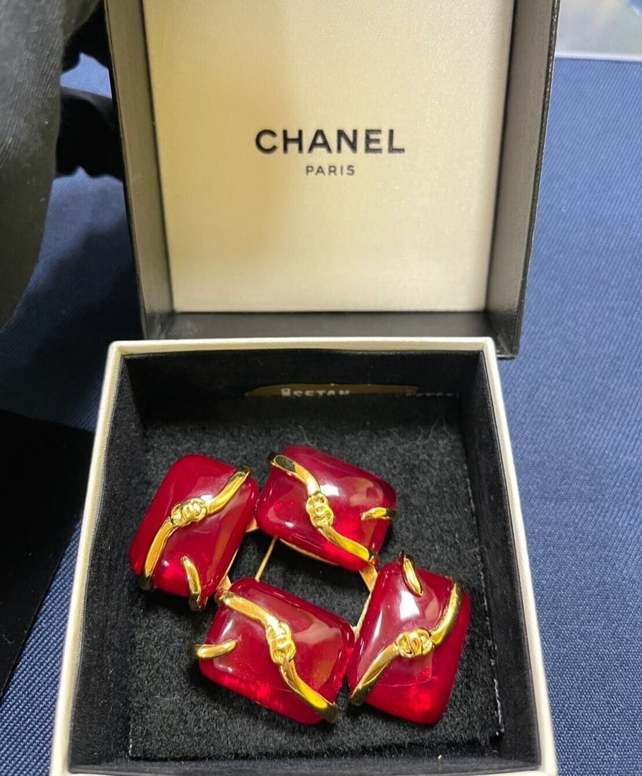 Vintage CHANEL 94P Red Gripoix Pin Brooch Gold tone No Box: Vintage CHANEL 94P Red Gripoix Pin Brooch Gold tone No Box Item Specifics: Materials Sourced From: France Brand: CHANEL Type: Brooch Color: Gold Material: Metal Main Stone Color: Red Main Stone: