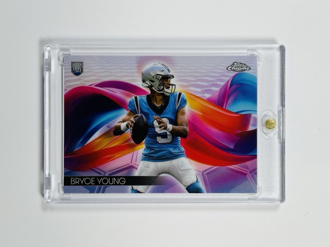 TOPPS 2023 BRYCE YOUNG CHROME ROOKIE HELIX #HK-1: TOPPS 2023 BRYCE YOUNG CHROME ROOKIE HELIX #HK-1 Bryce Young's rookie card from the 2023 Topps Composite, featuring his Chrome Helix #HK-1 autograph, is a must-have for football collectors. This