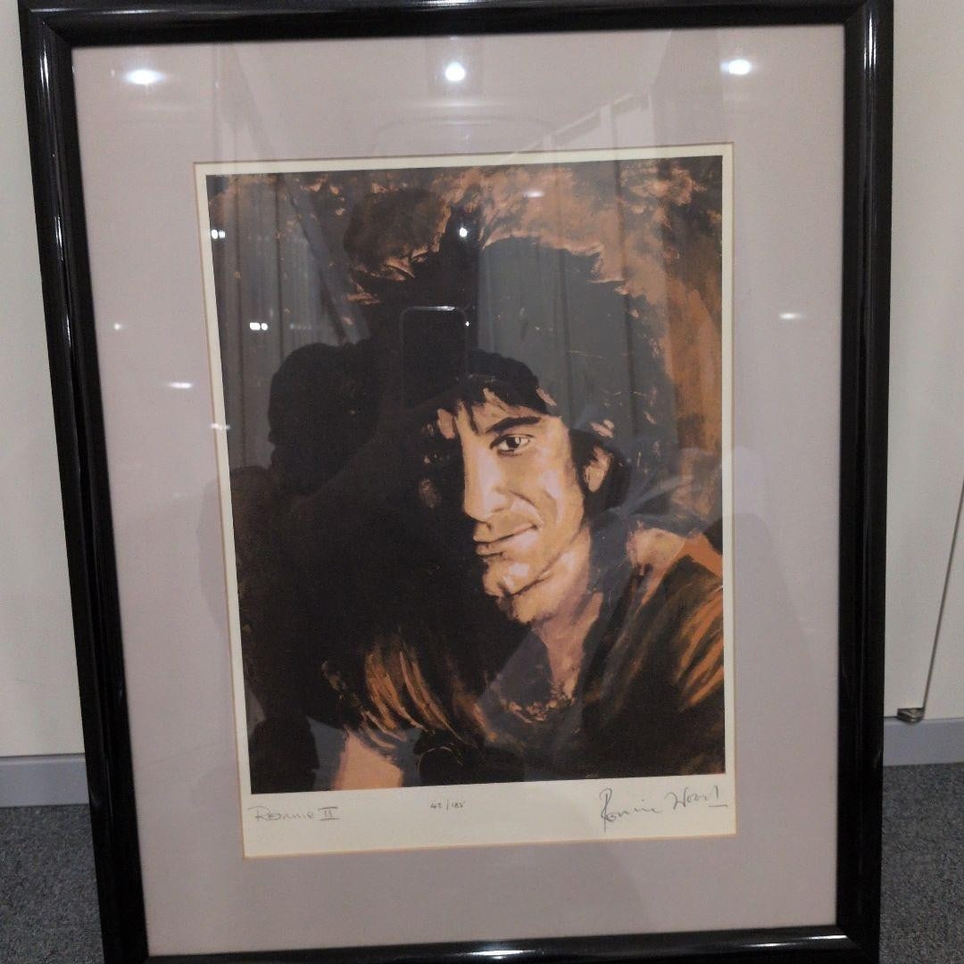 Ronnie II Portrait Signed Framed Ronnie Wood Lithograph ED 42 185 Collectible: Ronnie II Portrait Signed Framed Ronnie Wood Lithograph ED 42 185 Collectible Item Specifics: Artist: Ronnie Wood Unit Of Sale: Single Piece Signed By: Ronnie Wood Image Orientation: Portrait Signed: 