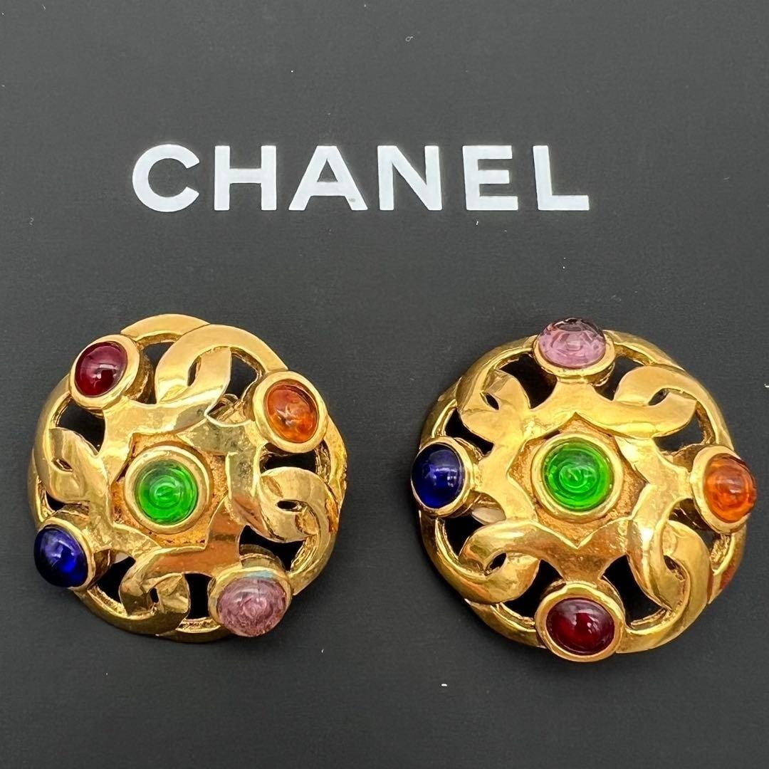 Gold Plated Coco Chanel Rare Vintage Earring Multicolored Gripoix 5 in CC 2: Gold Plated Coco Chanel Rare Vintage Earring Multicolored Gripoix 5 in CC 2 Item Specifics: Brand: CHANEL Type: Earrings Closure: Clip-on Color: Gold Style: Earrings Material: Metal Main Stone Color: 