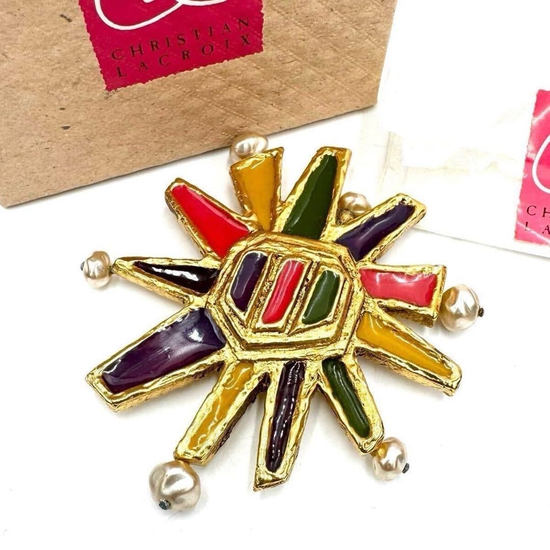 Multicolor Pearl Brooch Collectible Gold Vintage Christian Lacroix: Multicolor Pearl Brooch Collectible Gold Vintage Christian Lacroix Item Specifics: Brand: Christian Lacroix Country/Region Of Origin: France Color: Multi-color Country: Japan Original/Reproduction: Or