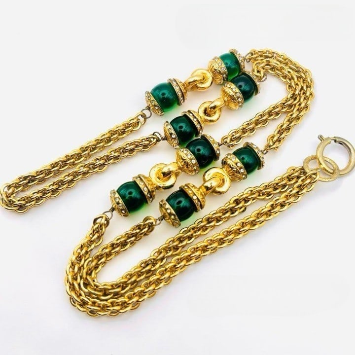 Vintage CHANEL Green Gripoix Chain Long Necklace 17.1 inches Gold tone: Vintage CHANEL Green Gripoix Chain Long Necklace 17.1 inches Gold tone Item Specifics: Materials Sourced From: France Brand: CHANEL Type: Necklace Color: Gold Pendant/Locket Type: Charm Style: