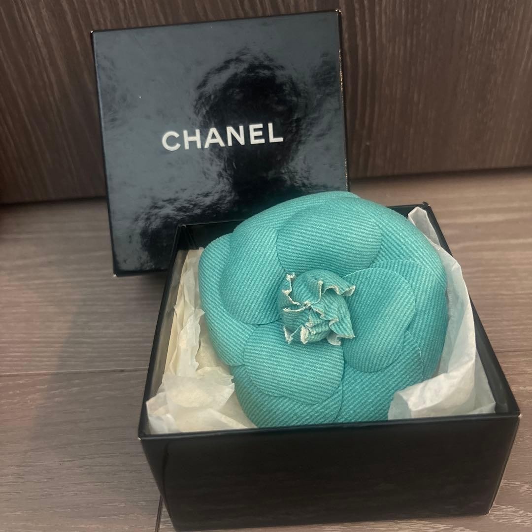 Camellia brooch turquoise denim blue gift box with Chanel vintage: Camellia brooch turquoise denim blue gift box with Chanel vintage Item Specifics: Brand: Chanel Primary Material: Denim Country/Region Of Origin: France Color: Turquoise Blue Country: Japan Original/R