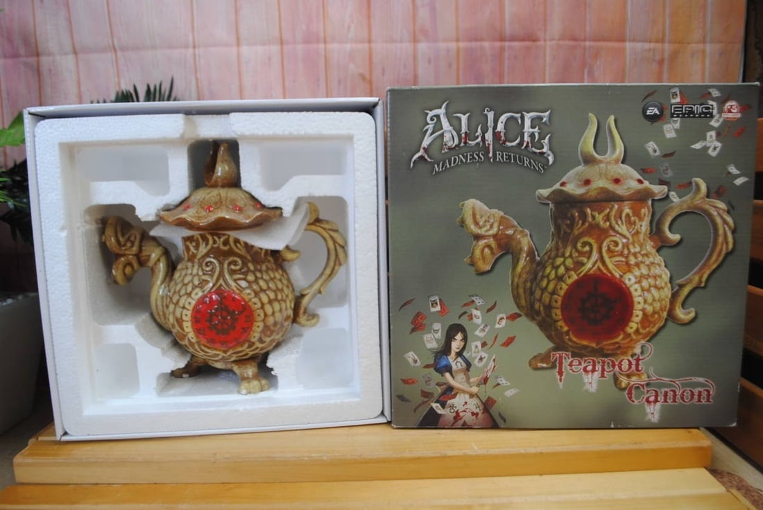 Madness Returns Teapot Cannon Replica Epic Weapons In Box EA Games: Madness Returns Teapot Cannon Replica Epic Weapons In Box EA Games Item Specifics: Materials Sourced From: Japan Brand: Epic Weapons Character: teapot cannon Video Game Series: Alice Features: Glossy 