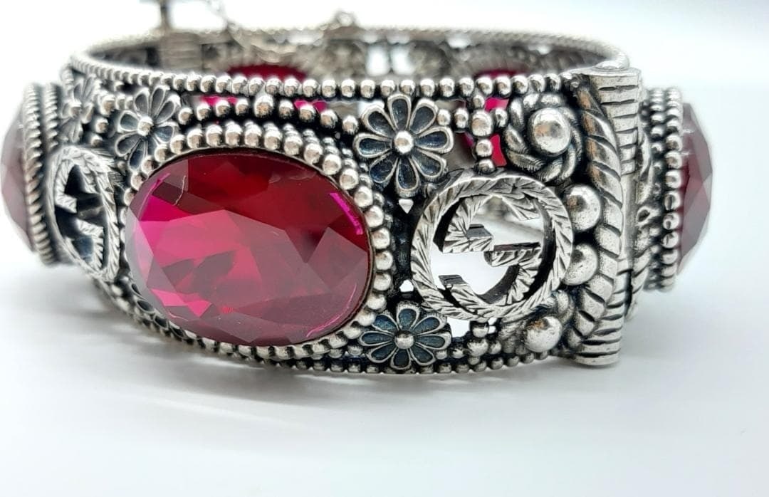 Gucci Interlocking G Red Stone Sterling Silver Bracelet Wide Bangle 6.3 inches: Gucci Interlocking G Red Stone Sterling Silver Bracelet Wide Bangle 6.3 inches Item Specifics: Brand: Gucci Type: Bracelet Metal Purity: 925 Color: Silver Style: Bangle Base Metal: Sterling Silver Mai