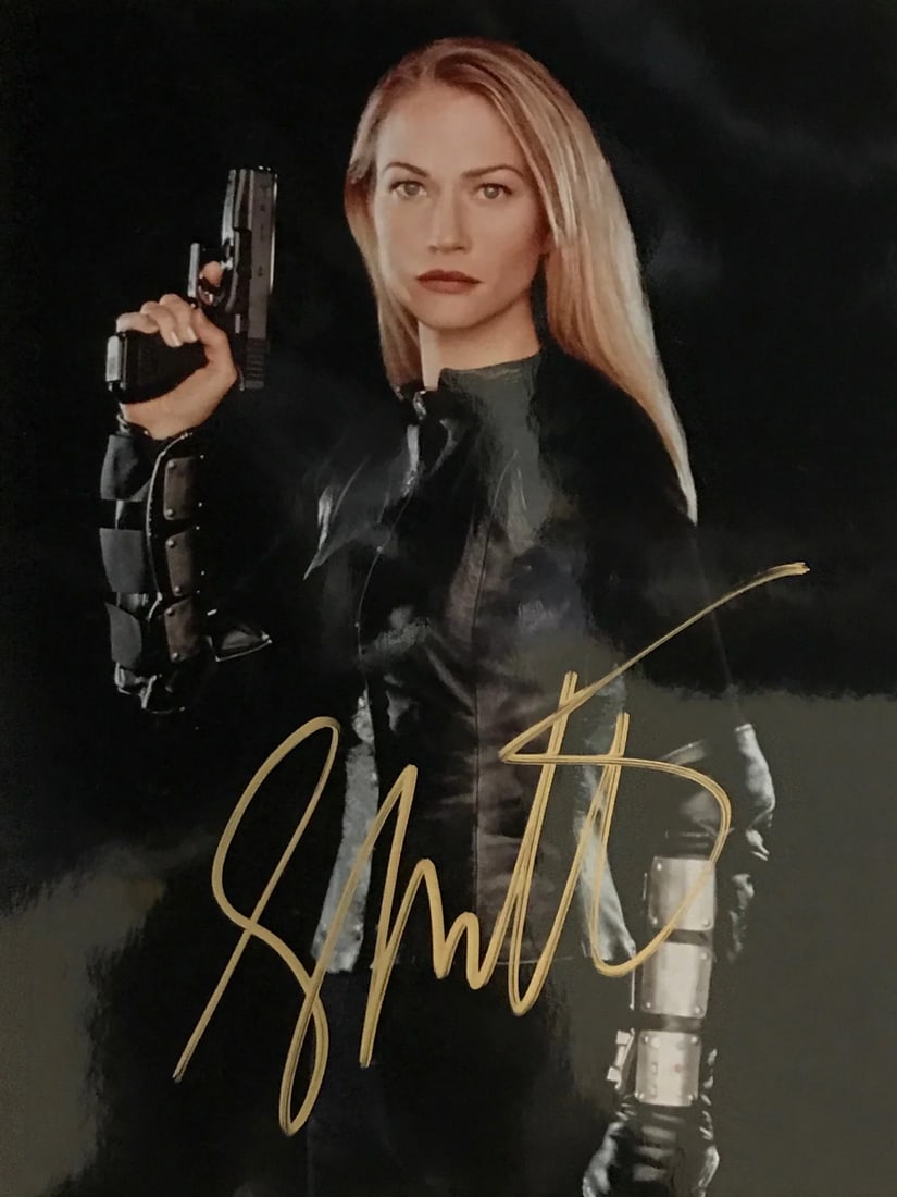 Celebrity photo autographed by Sarah Wynter 8x10: Celebrity photo autographed by Sarah Wynter 8x10 Signed in gold sharpie across the front of an 8x10 celebrity photo, this unique item bears the mark of Sarah Wynter. The photo's dimensions and