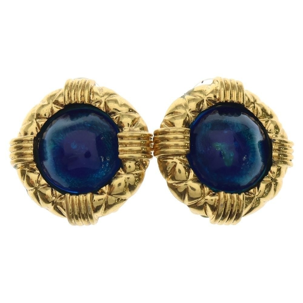 Vintage Chanel Rare Blue Gold Plated Gripoix Clip-on Earring 2 3: Vintage Chanel Rare Blue Gold Plated Gripoix Clip-on Earring 2 3 Item Specifics: Shape: Round Closure: Clip-On Color: Gold Main Stone Color: Blue Material: Metal Metal: Gold Plated Main Stone: Gripoix