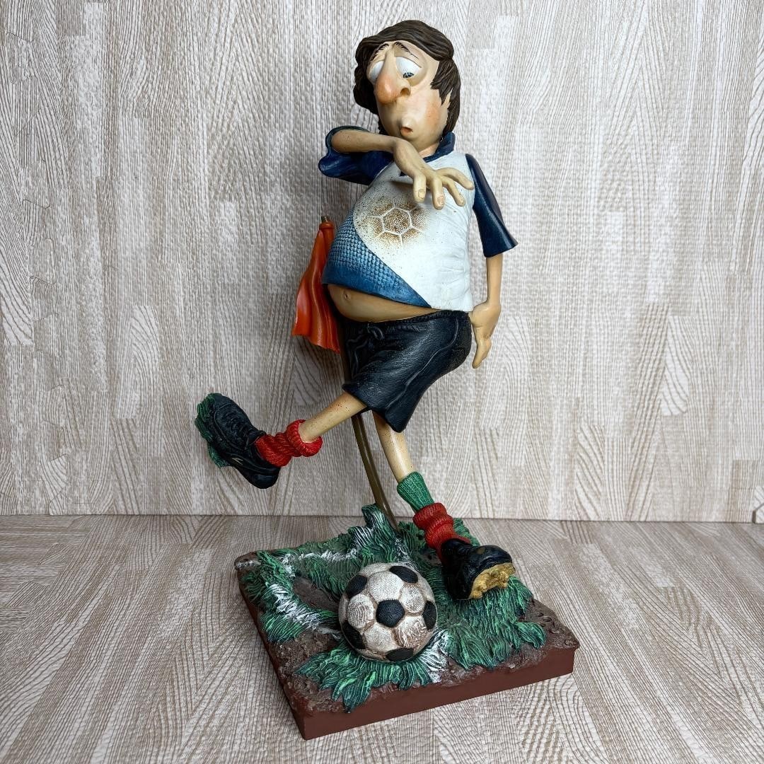 Guillermo Forchino The Football Player Ceramic Sculpture Figurine Comic Art: Guillermo Forchino The Football Player Ceramic Sculpture Figurine Comic Art Item Specifics: Artist: NA Signed By: NA Occasion: All Occasions Size: NA Item Length: NA Number In Pack: 1 Item Height: NA