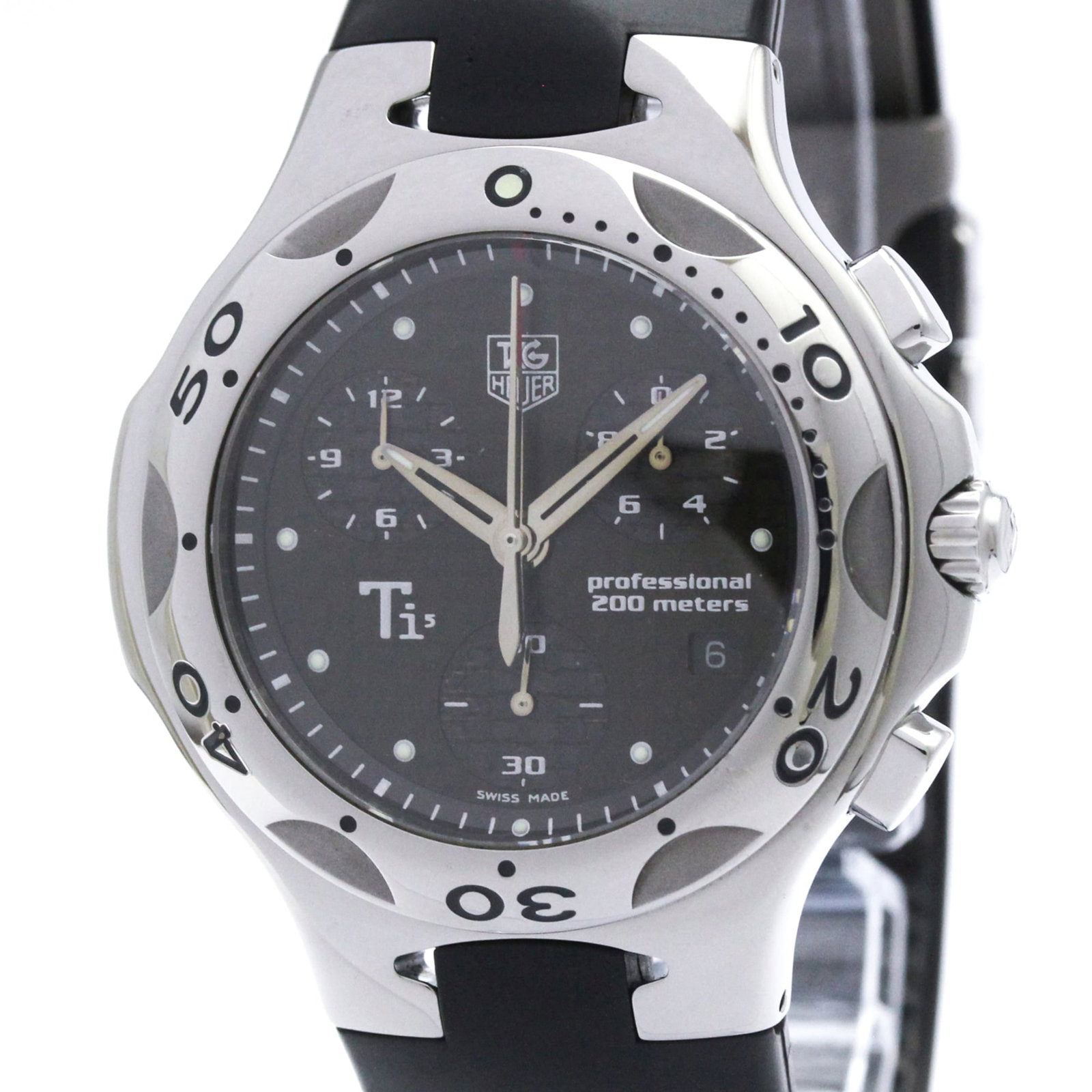 Tag Heuer Wristwatch: Tag Heuer Wristwatch Titanium case with carbon dial, a sporty design for men. The rubber band adds comfort and flexibility to the overall look. A few traces of usage are visible, but overall in very g