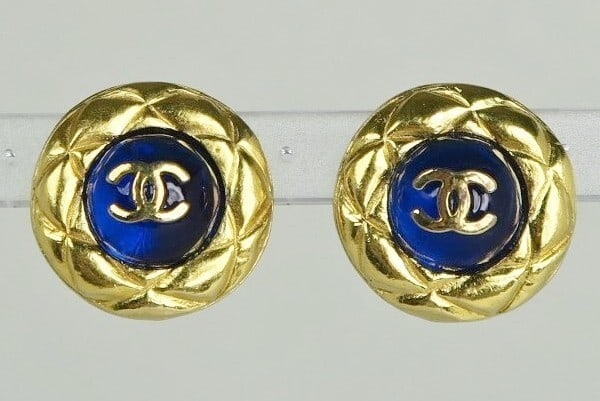 Vintage CHANEL Coco Mark CC Blue Gripoix Mattelasse Clip-on Earring Gold: Vintage CHANEL Coco Mark CC Blue Gripoix Mattelasse Clip-on Earring Gold Item Specifics: Brand: CHANEL Type: Earrings Closure: Clip-On Color: Gold Style: Earrings Main Stone Color: Blue Material: