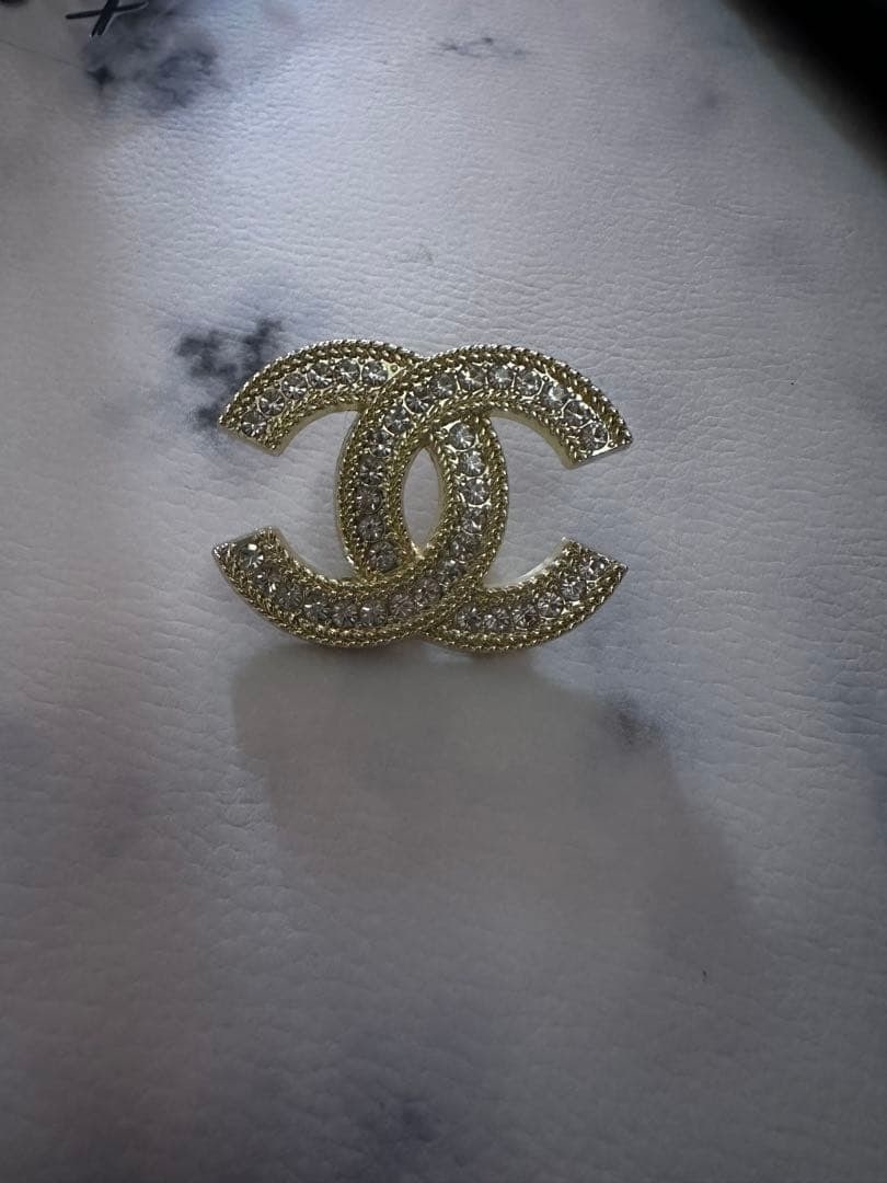 CHANEL Gold Double C Logo Brooch Engraved CC Mark Collectible Accessory (1 of 2)