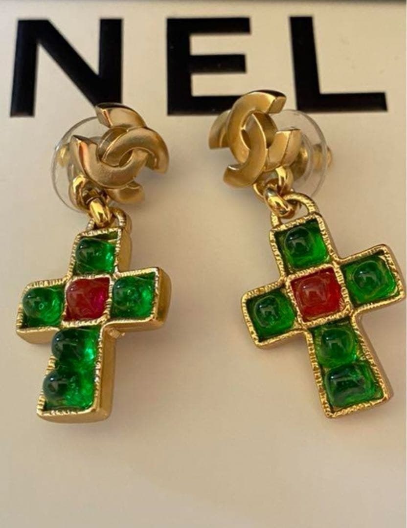 CC Mark Coco Chanel 02P in Stone Cross Colored Rare Stud Earring: CC Mark Coco Chanel 02P in Stone Cross Colored Rare Stud Earring Item Specifics: Brand: CHANEL Shape: Cross Color: Gold Style: Earrings Main Stone Color: Red Green Material: Metal Main Stone: Colored 