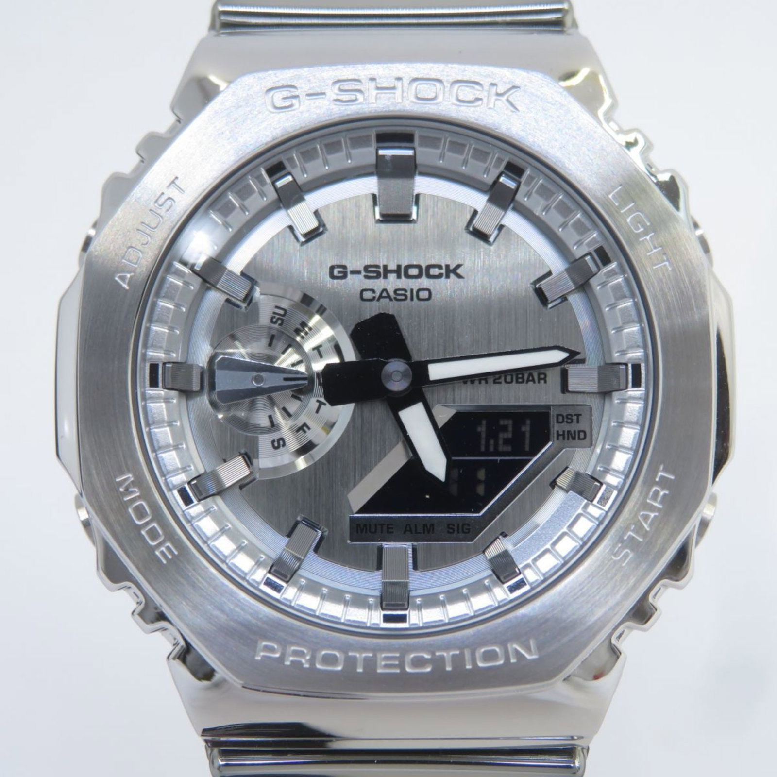 Wristwatch: Wristwatch 44.4mm Casio Wristwatch - Like New Condition. This men's watch boasts a sleek design with a case diameter of 44.4mm and a wrist size range of 14.5cm to 21.5cm, making it suitable for variou