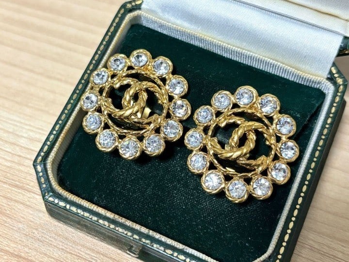 Vintage CHANEL 93A Coco Mark CC Rhinestone Clip-on Earring Gold tone (1 of 4)
