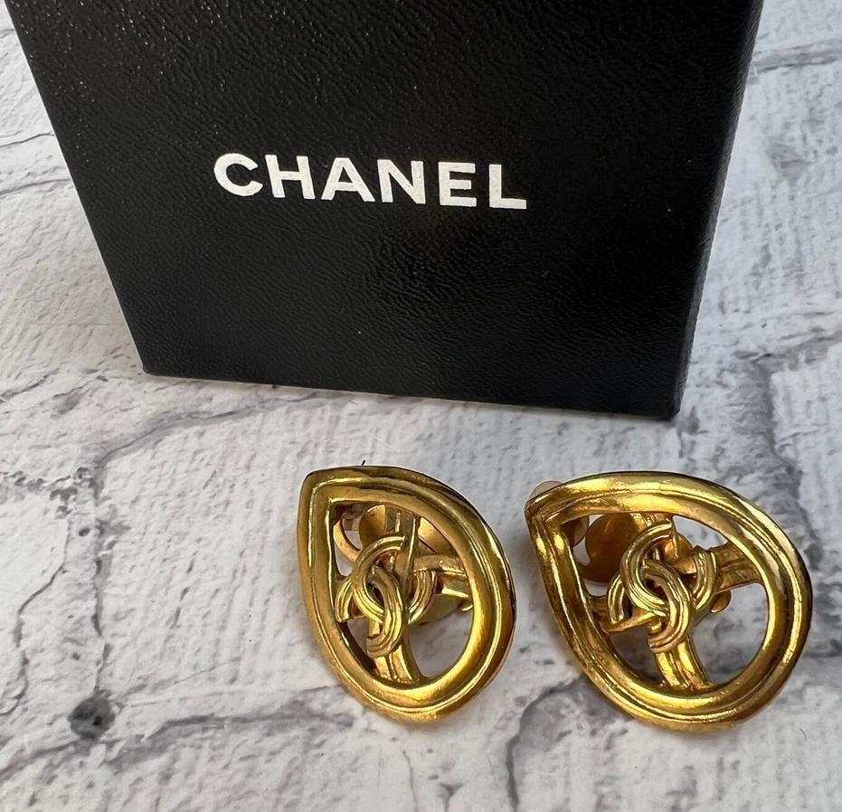 Coco Chanel Gold Tone Vintage Dangle Earring with Original Box 96P (1 of 6)