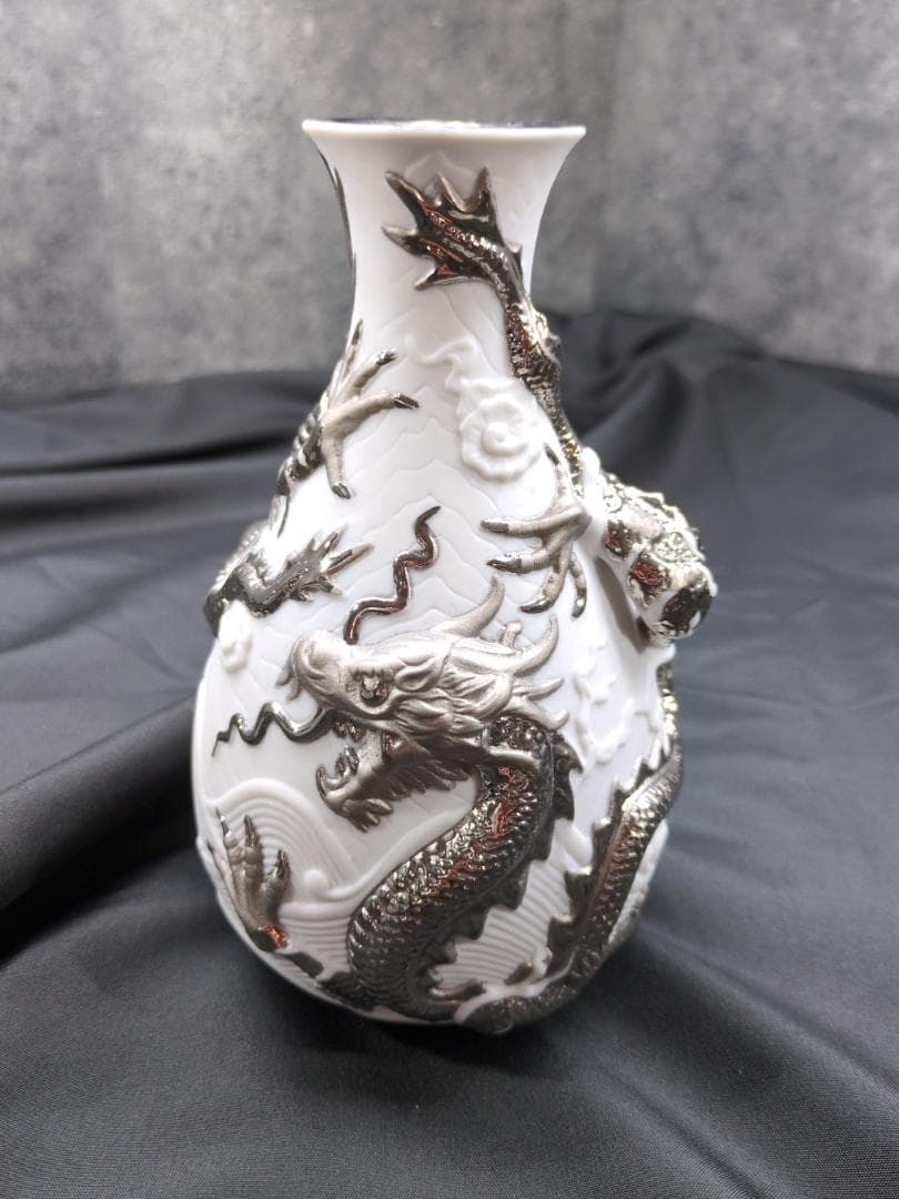 Rare silver relief dragon vase decor handcrafted porcelain: Rare silver relief dragon vase decor handcrafted porcelain Item Specifics: Brand: Lladro Type: Vase Color: Silver Theme: Art Features: Relief Material: Porcelain Subject: Dragon Handmade: Yes Product