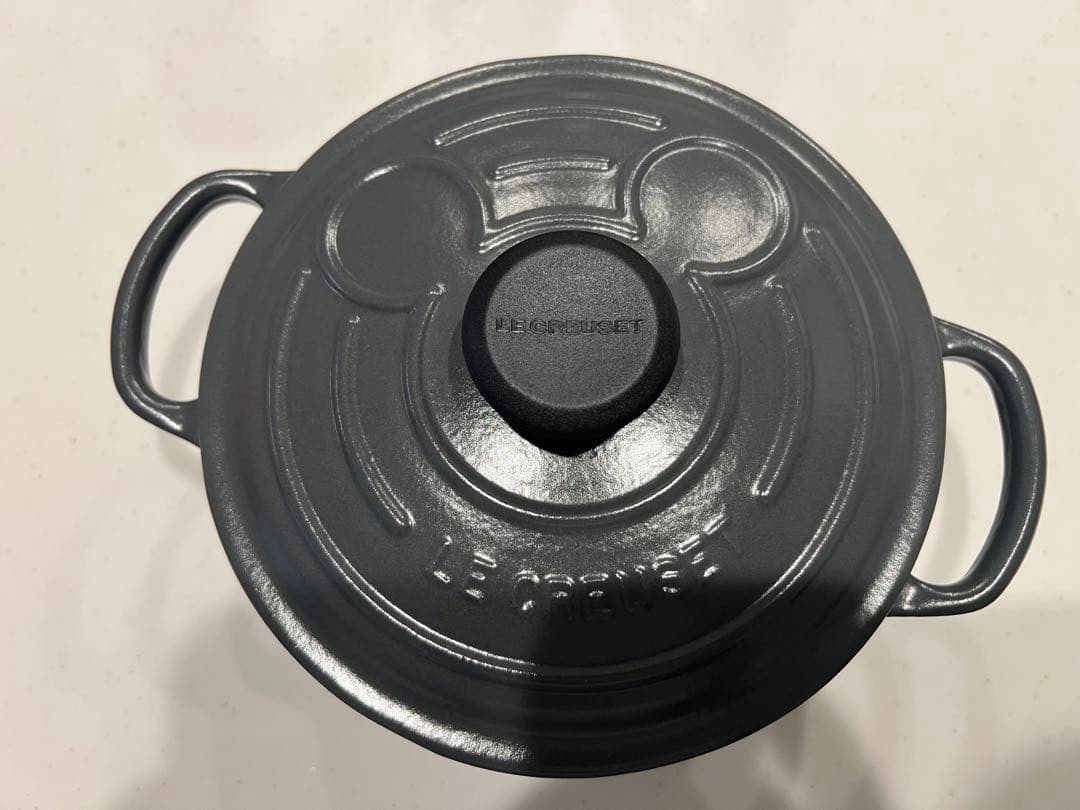 LE CREUSET Mickey Mouse collection Signature Cocotte Rondo Gray 1.8L With Box: LE CREUSET Mickey Mouse collection Signature Cocotte Rondo Gray 1.8L With Box Item Specifics: Stove Type Compatibility: Gas Brand: Le Creuset Type: Casserole Color: Black Item Height: 5.12 in