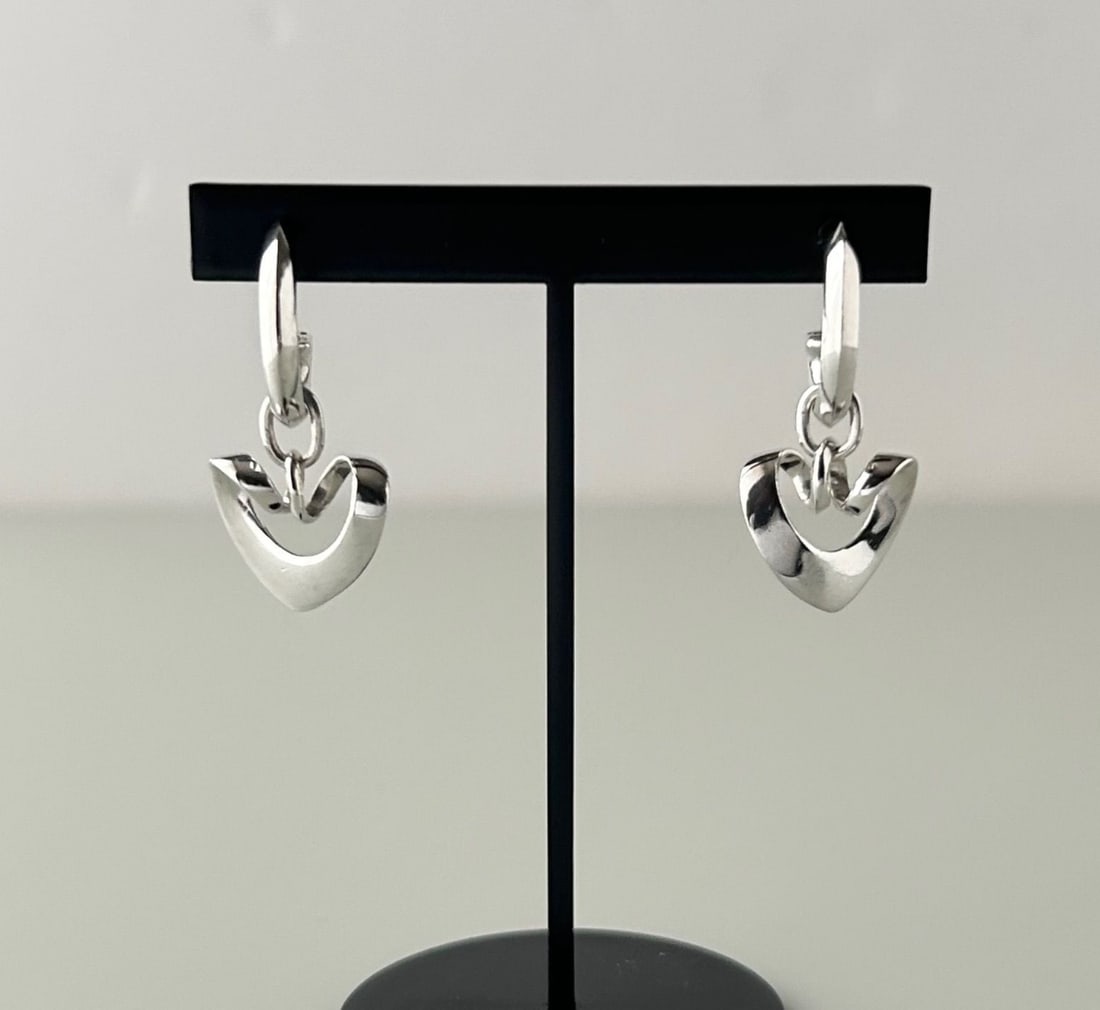Georg Jensen Heart Hoop Stud Earrings 1.14 inches Sterling Silver 925: Georg Jensen Heart Hoop Stud Earrings 1.14 inches Sterling Silver 925 Item Specifics: Brand: Georg Jensen Type: Earrings Metal Purity: 925 Color: Silver Style: Stud Base Metal: Sterling Silver