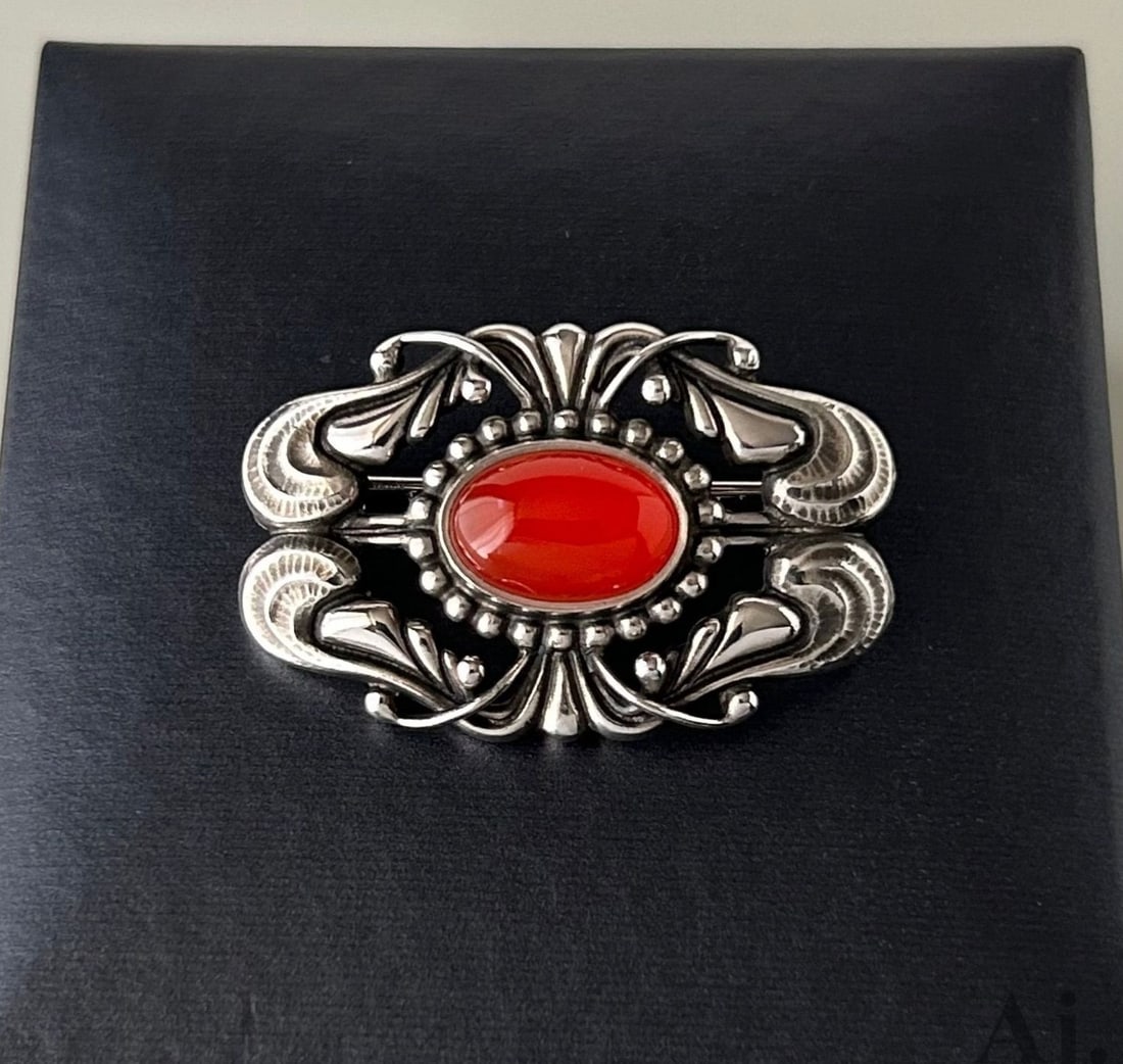 Sterling Silver Pin Brooch Original Box No.407 with Carnelian: Sterling Silver Pin Brooch Original Box No.407 with Carnelian Item Specifics: Brand: Georg Jensen Type: Brooch Metal Purity: 925 Color: Silver Base Metal: Sterling Silver Main Stone Color: Red Materia