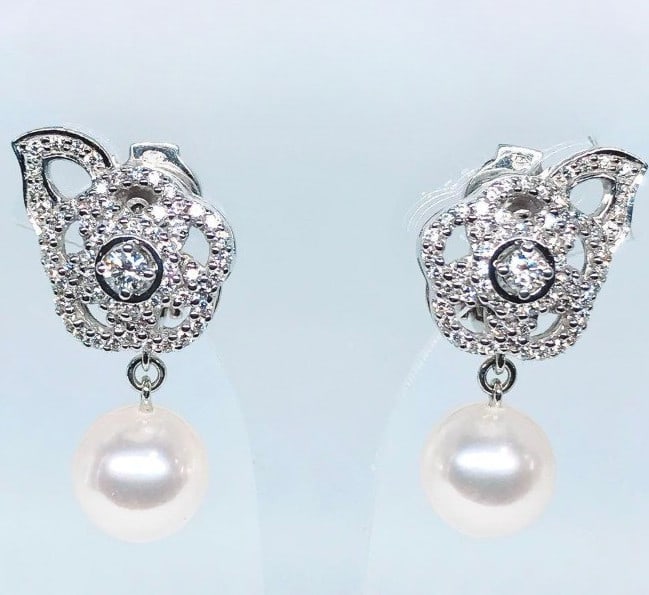 CHANEL Camellia Pearl and Diamond Dangle Earrings White Gold with Original Box: CHANEL Camellia Pearl and Diamond Dangle Earrings White Gold with Original Box Item Specifics: Brand: Chanel Type: Earrings Metal Purity: 18k Color: White Gold Style: Dangle/Drop Base Metal: White