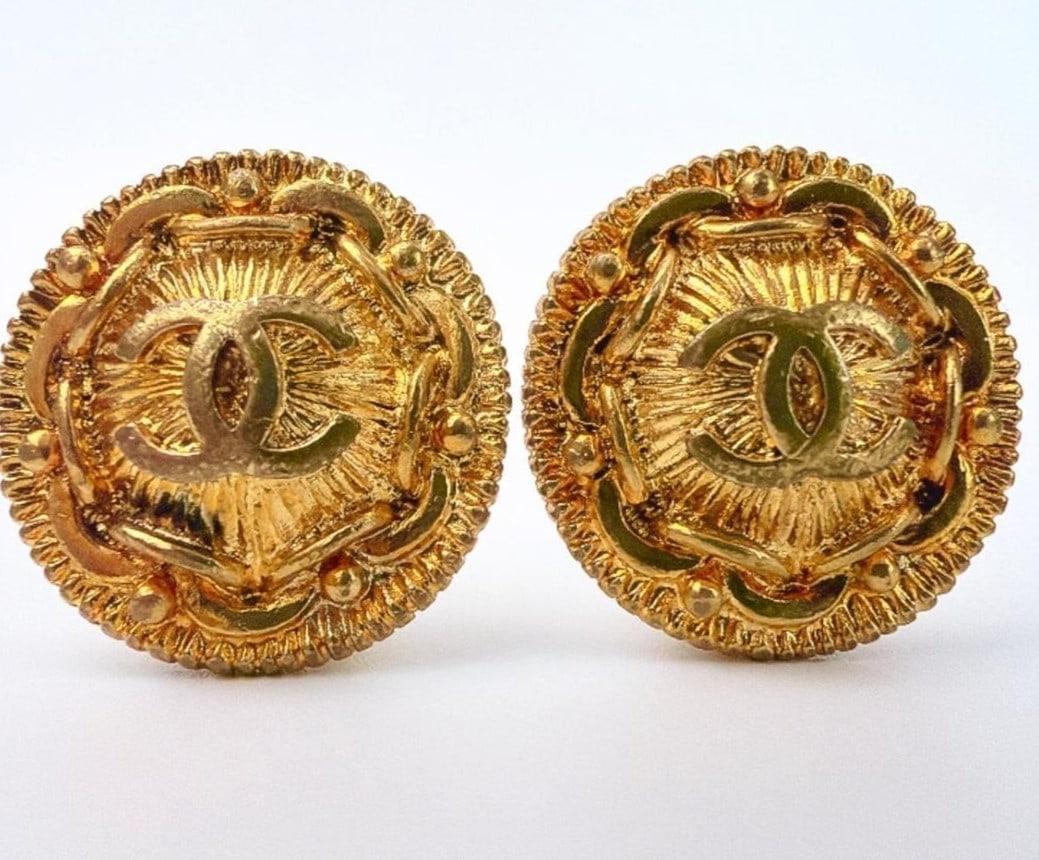 Vintage CHANEL 97P Coco Mark CC Gold Plated Round Clip-on Earring (1 of 10)
